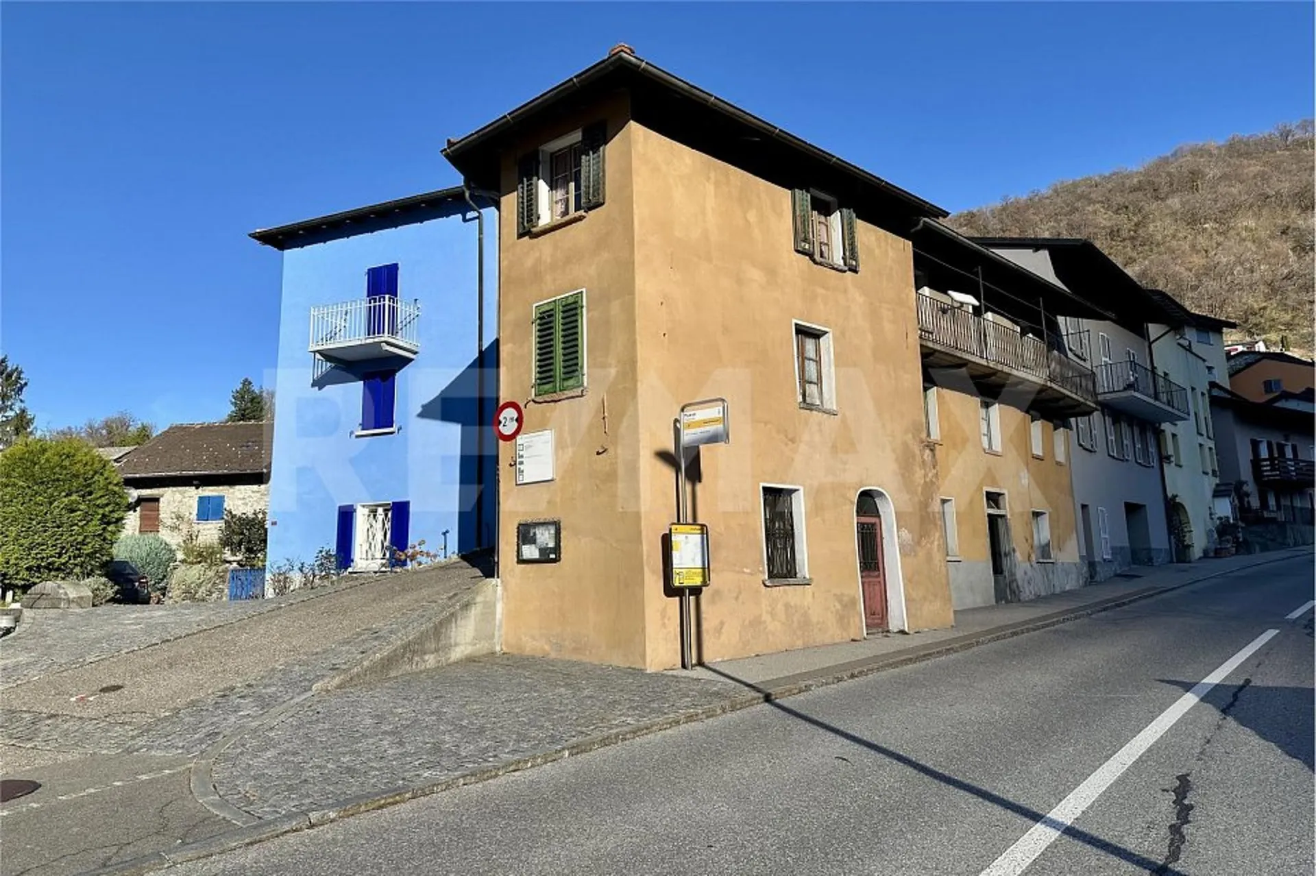 Casa di Nucleo Ticinese con Spazio Commerciale e Potenziale di Ristrutturazione
