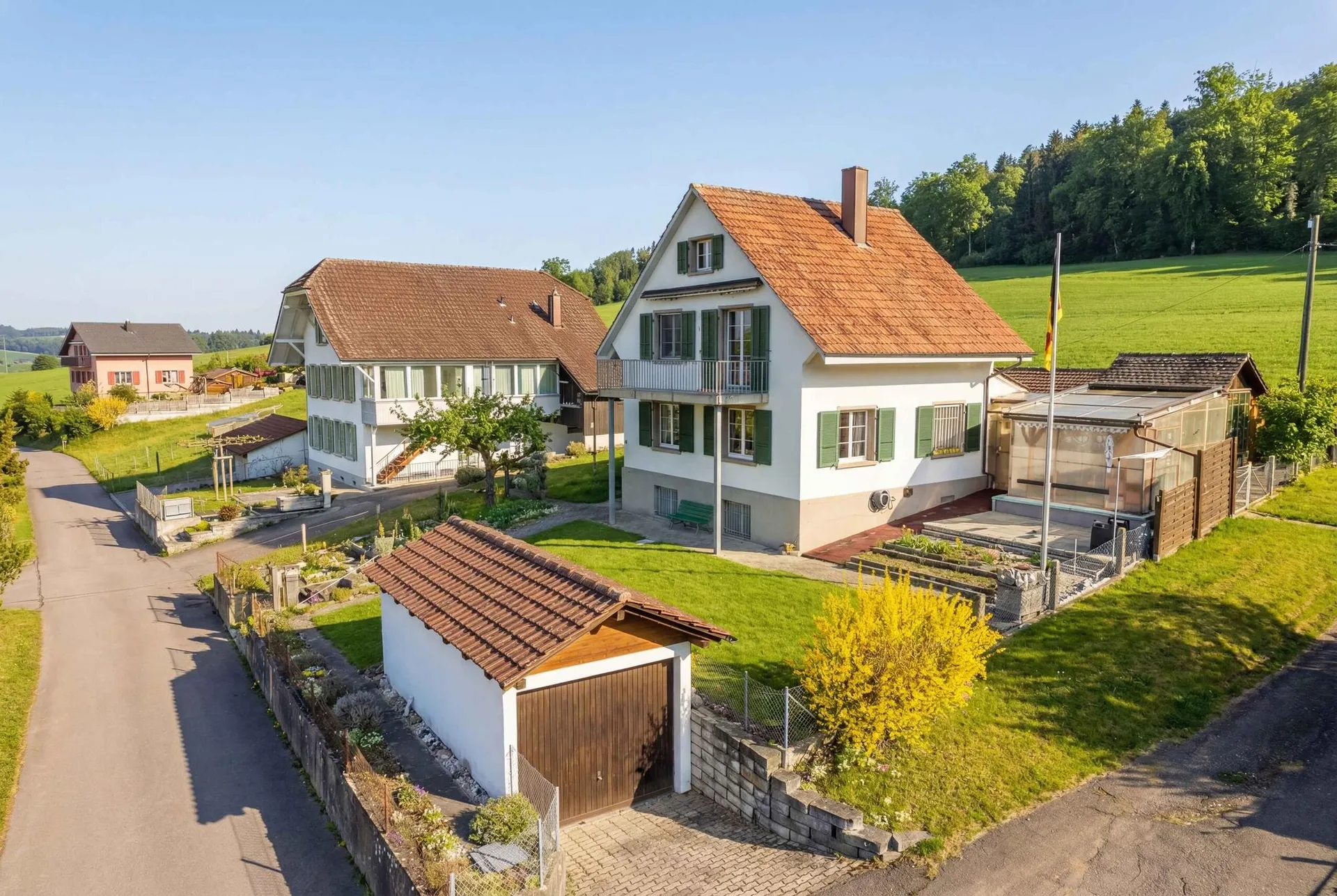 LIEBLICHES 4.5 ZIMMER EINFAMILIENHAUS MIT GROSSEM POTENZIAL UND DIVERSEN NEBENRÄUMEN