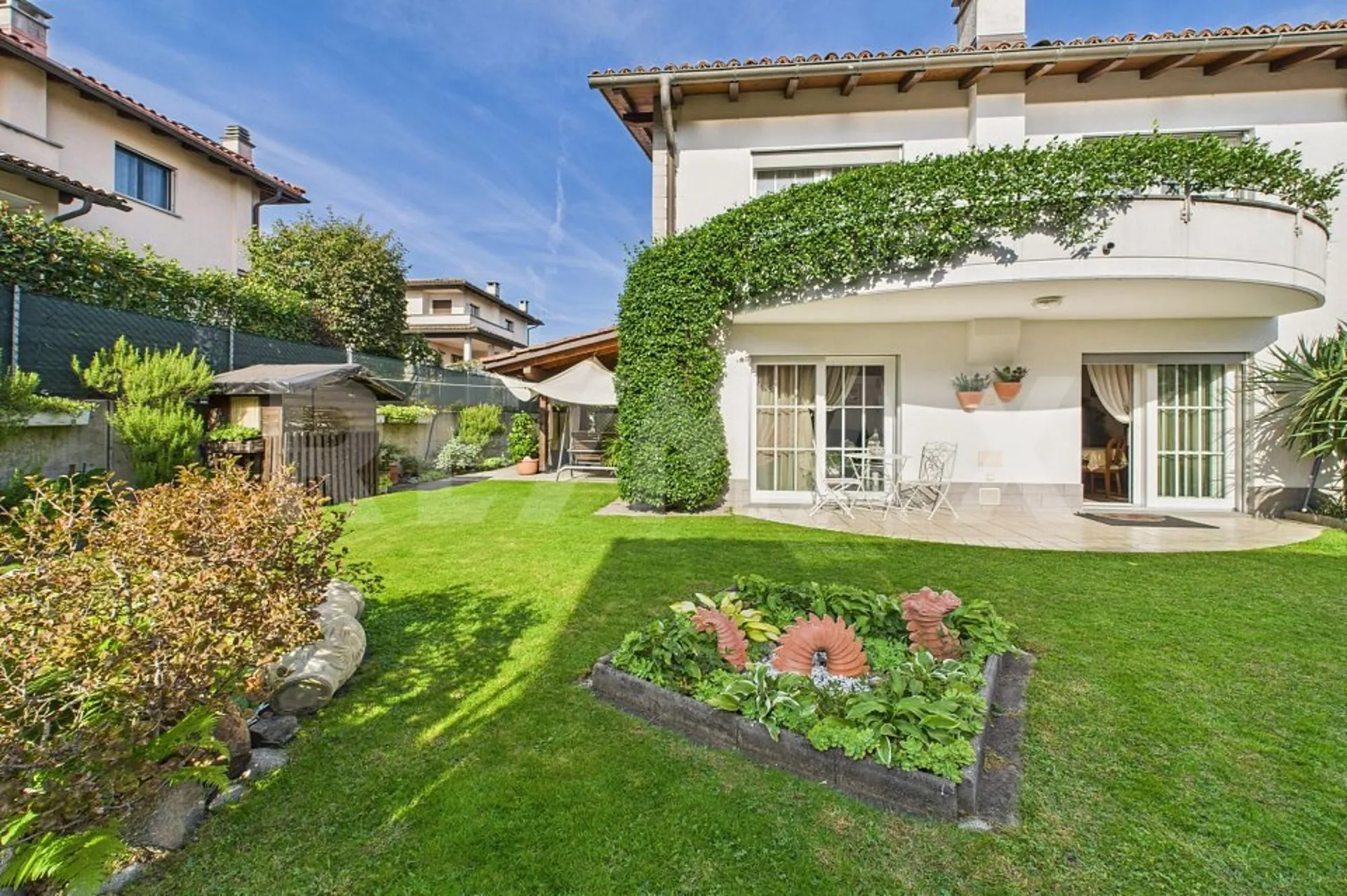 Elegante casa gemella con giardino incantevole a Bedano