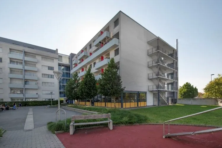 Place de parc moto dans parking intérieur