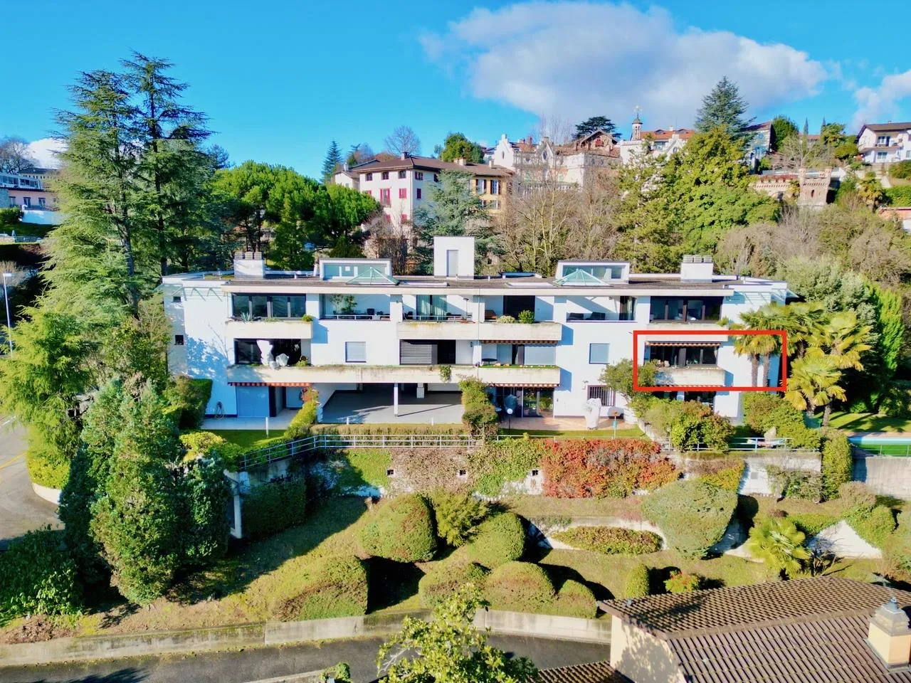 Accogliente Appartamento con Vista Lago e Piscina Condominiale