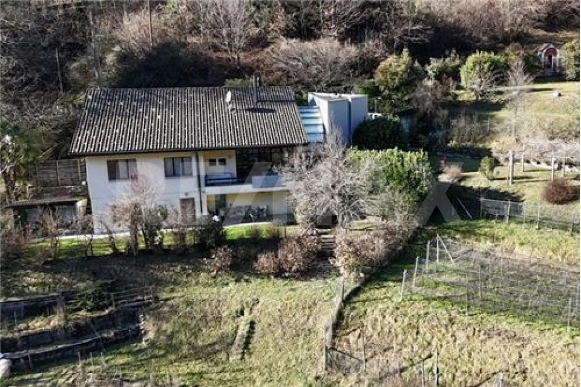 Proprietà unica immersa nel verde ad Arogno  Casa bifamiliare con vigneto e vista sul Monte Generoso