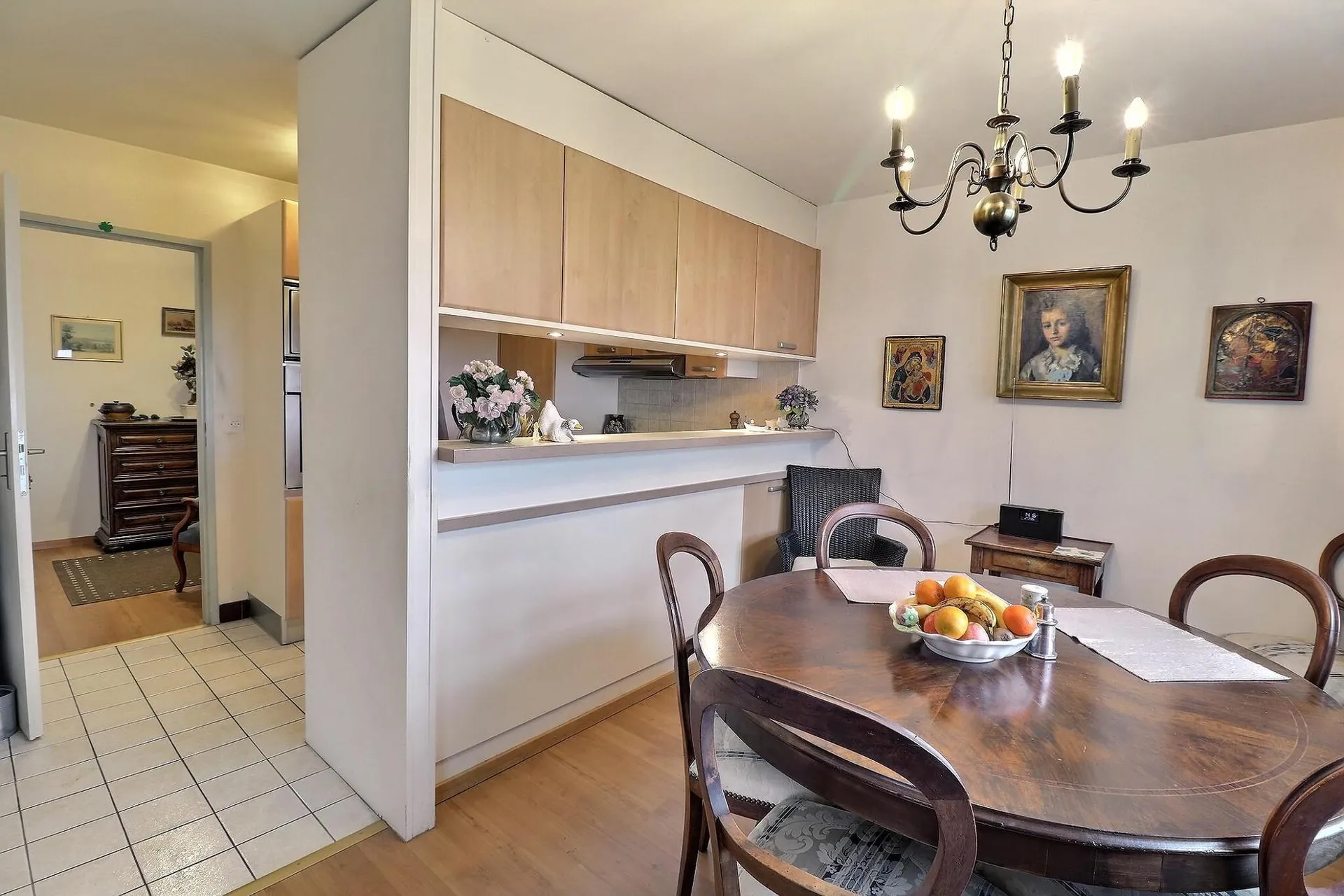 Charmant appartement en viager occupé sans rente, idéalement situé à Mont-sur-Rolle, au coeur de l'un des villages les plus prisés de La Côte.