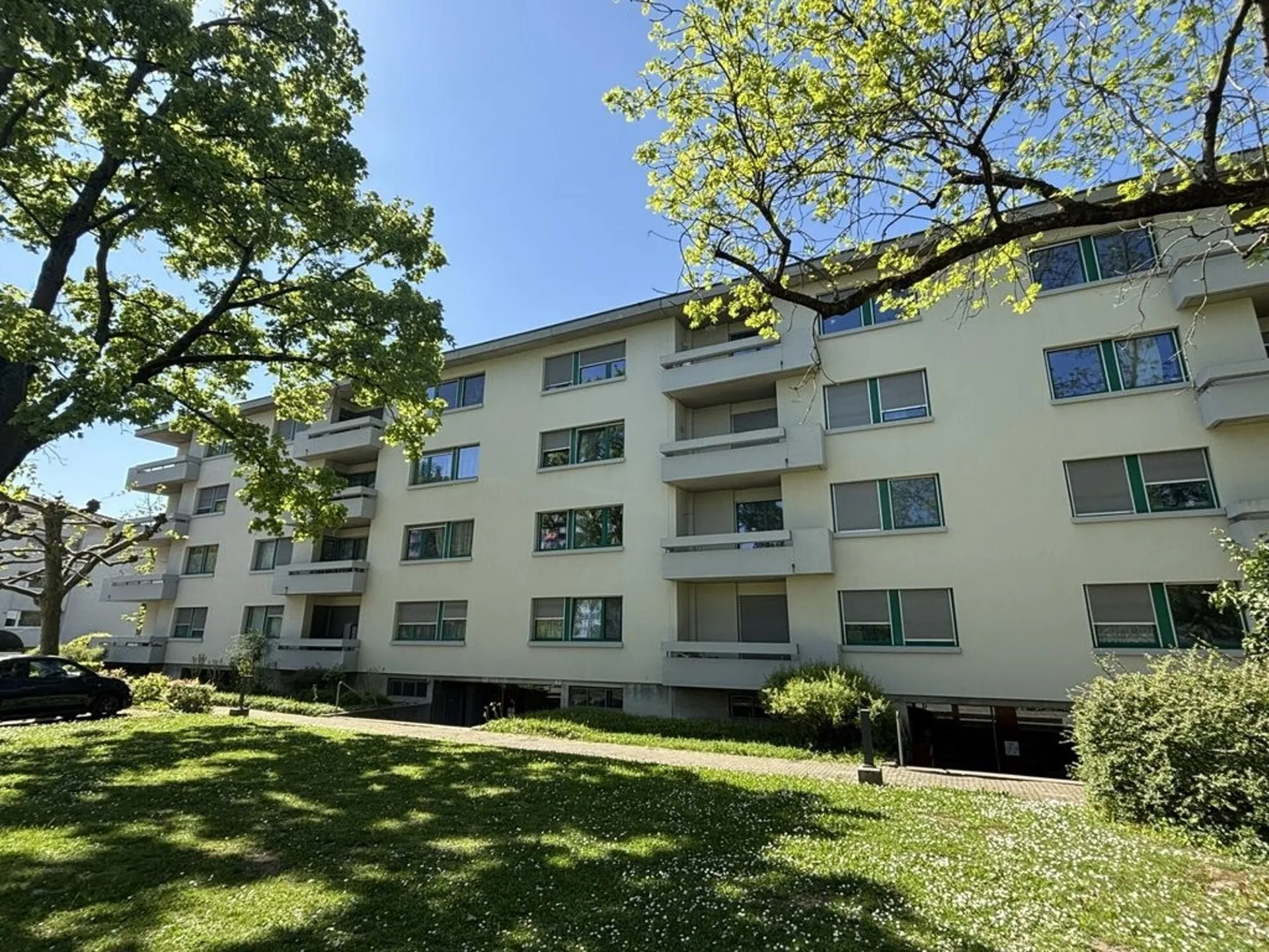 schöne Wohnung mit 2 Balkonen