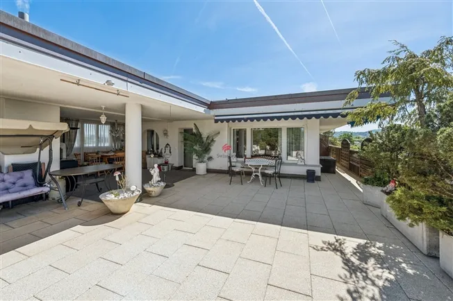 Attikawohnung mit grosser Dachterrasse und Weitsicht in ruhiger Lage von Lenzburg
