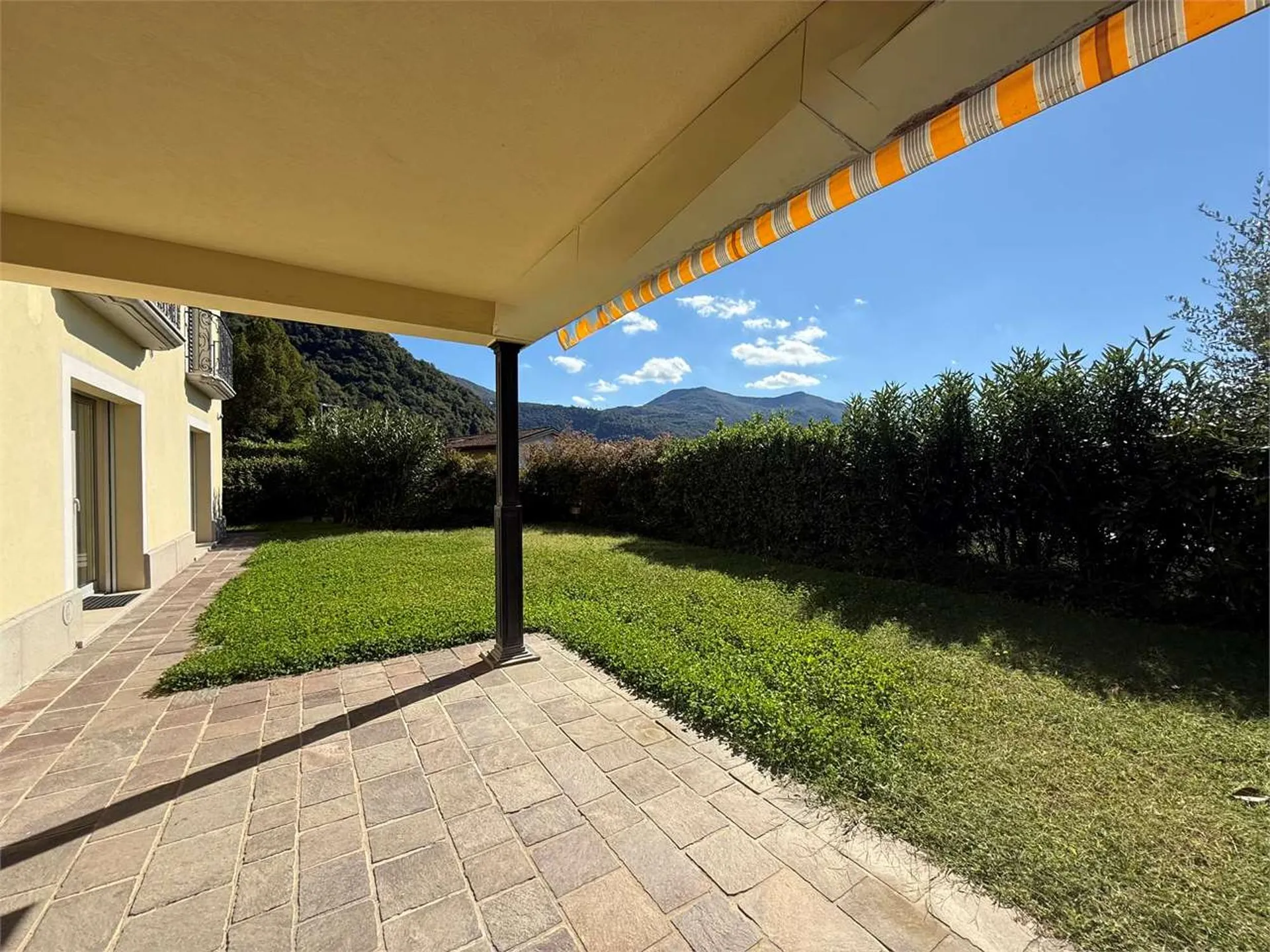 A Morcote, in affitto appartamento di 4,5 locali con giardino