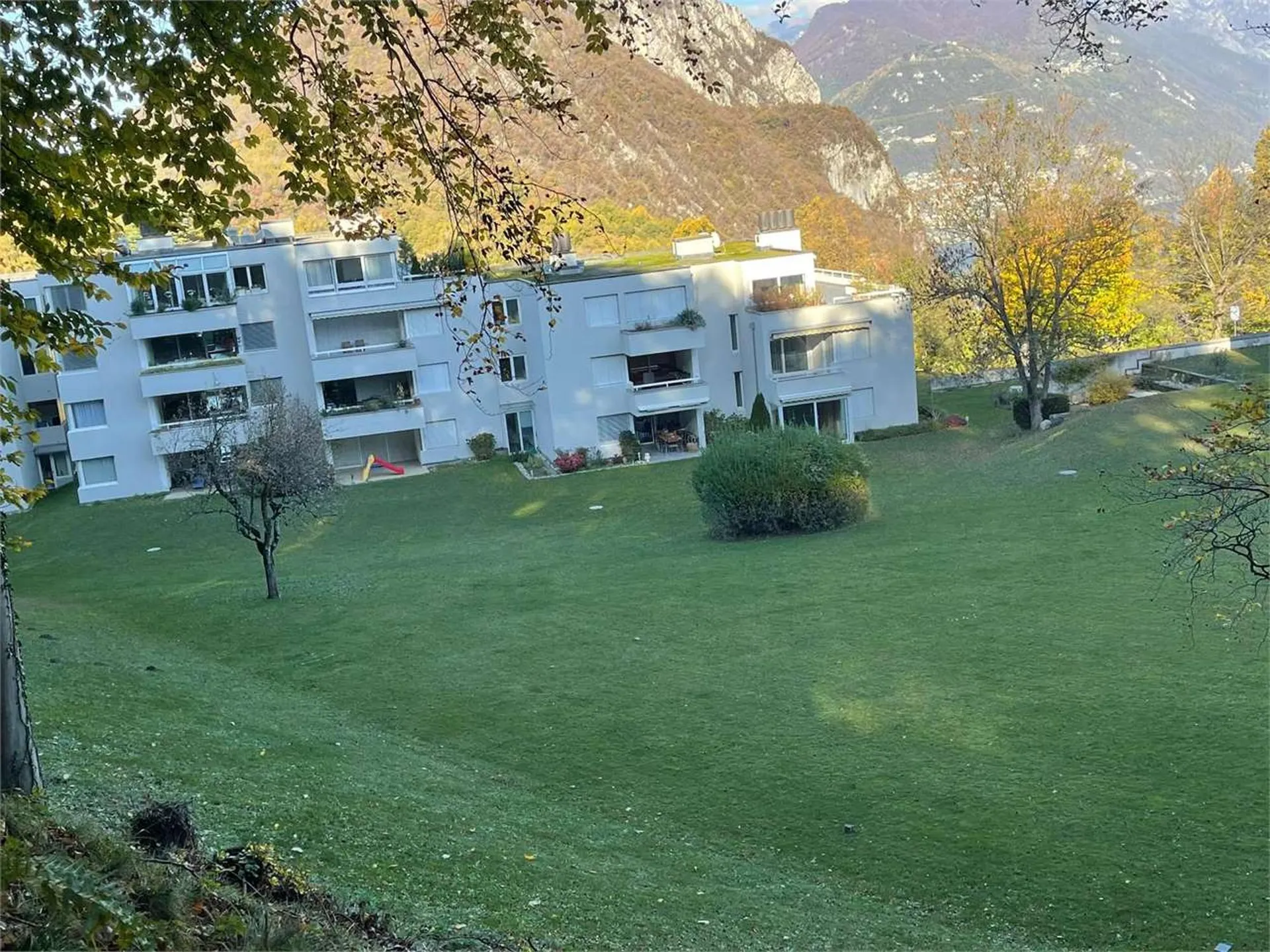 Appartamento moderno arredato in affitto con vista panoramica sul lago