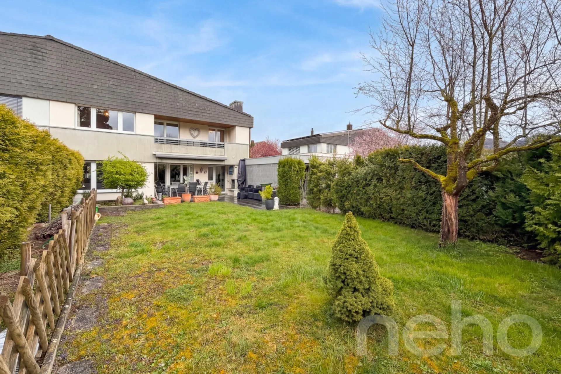 Geräumiges 5.5-Z' Doppel-EFH mit grossem Garten und separater Garage