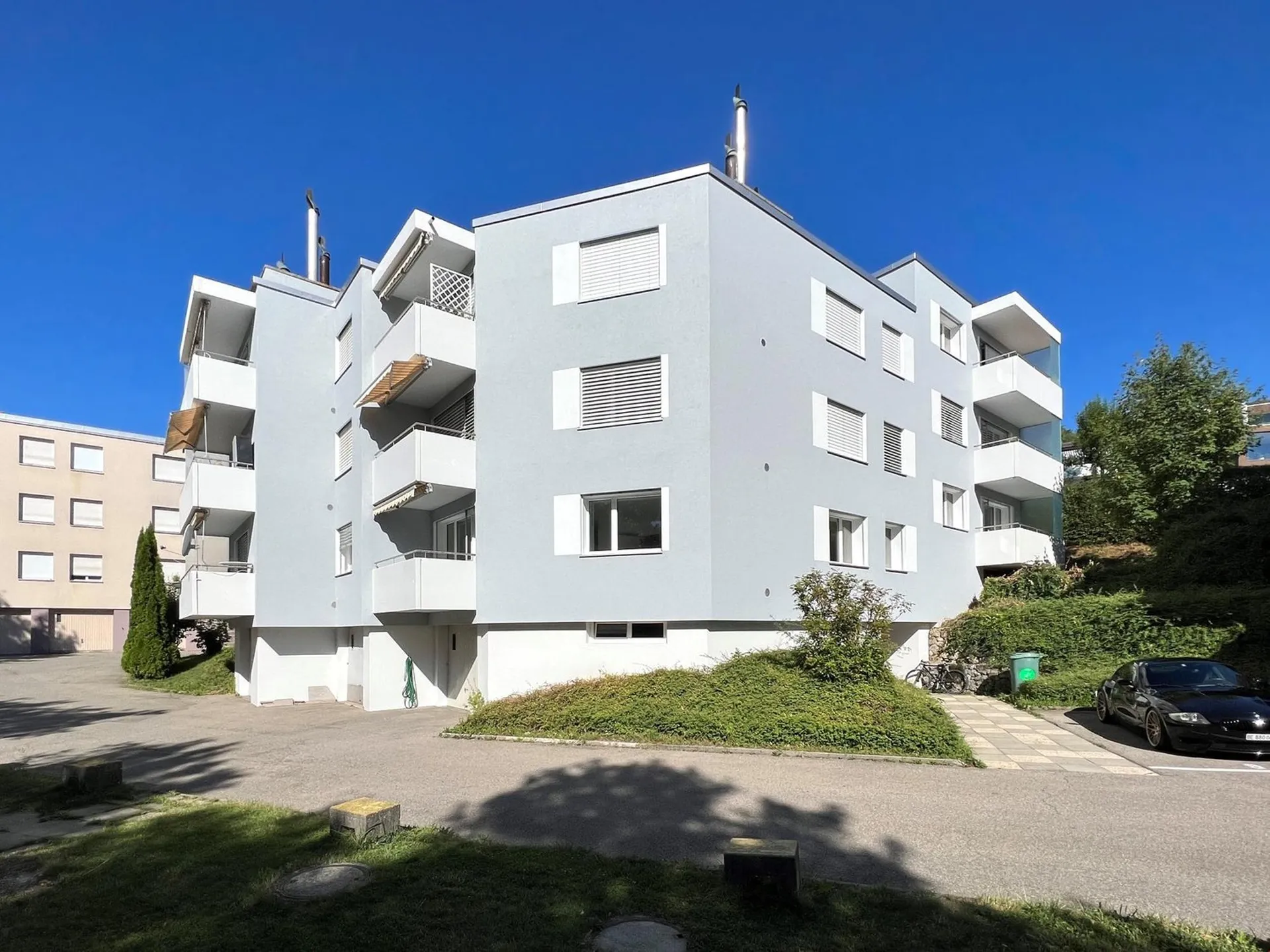 Renovierte 3.5 Zwg mit Balkon, Cheminée an erhöhter und ruhiger Lage