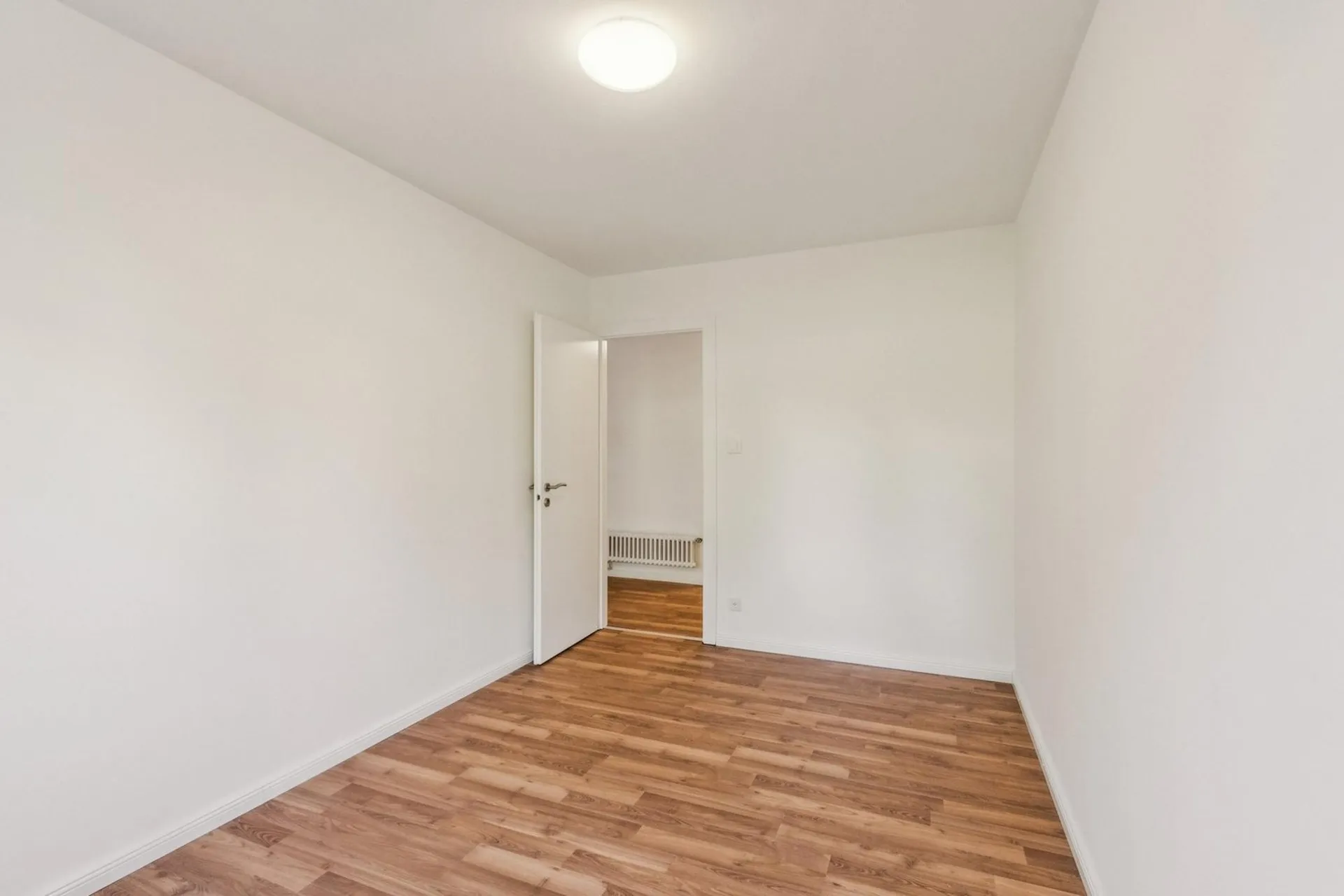 Appartement de 2 pièces entièrement rénové au 1er étage  disponible de suite
