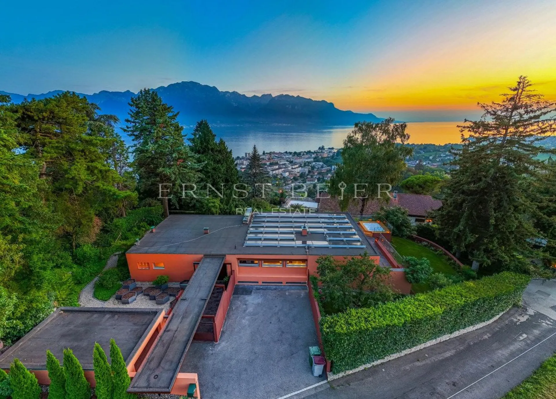 Résidence dexception avec jardin paysager et panorama sur le Léman