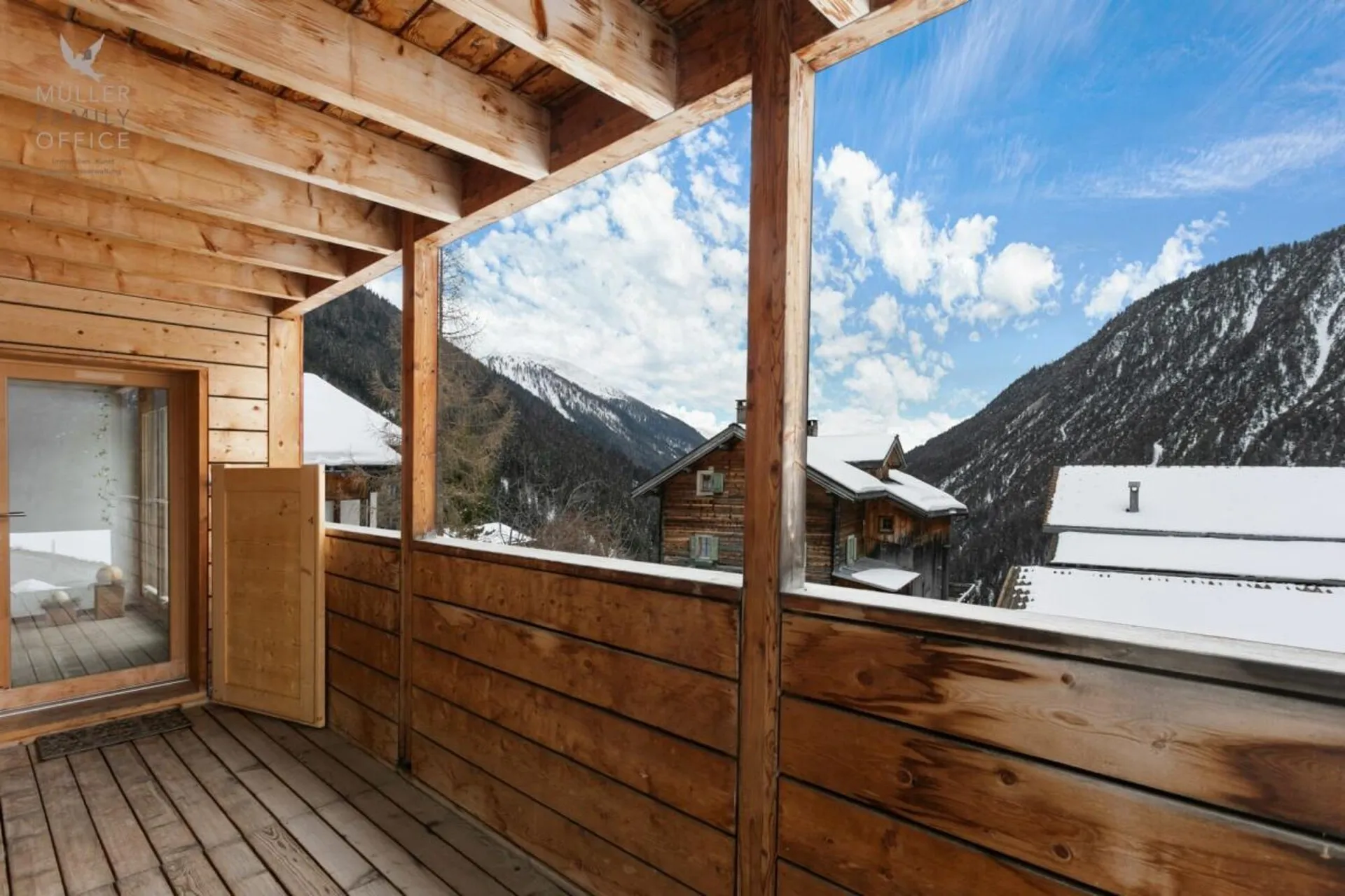 Stilvolles Holzhaus mit alpinem Charme und nachhaltigem Wohn- und Energiekonzept