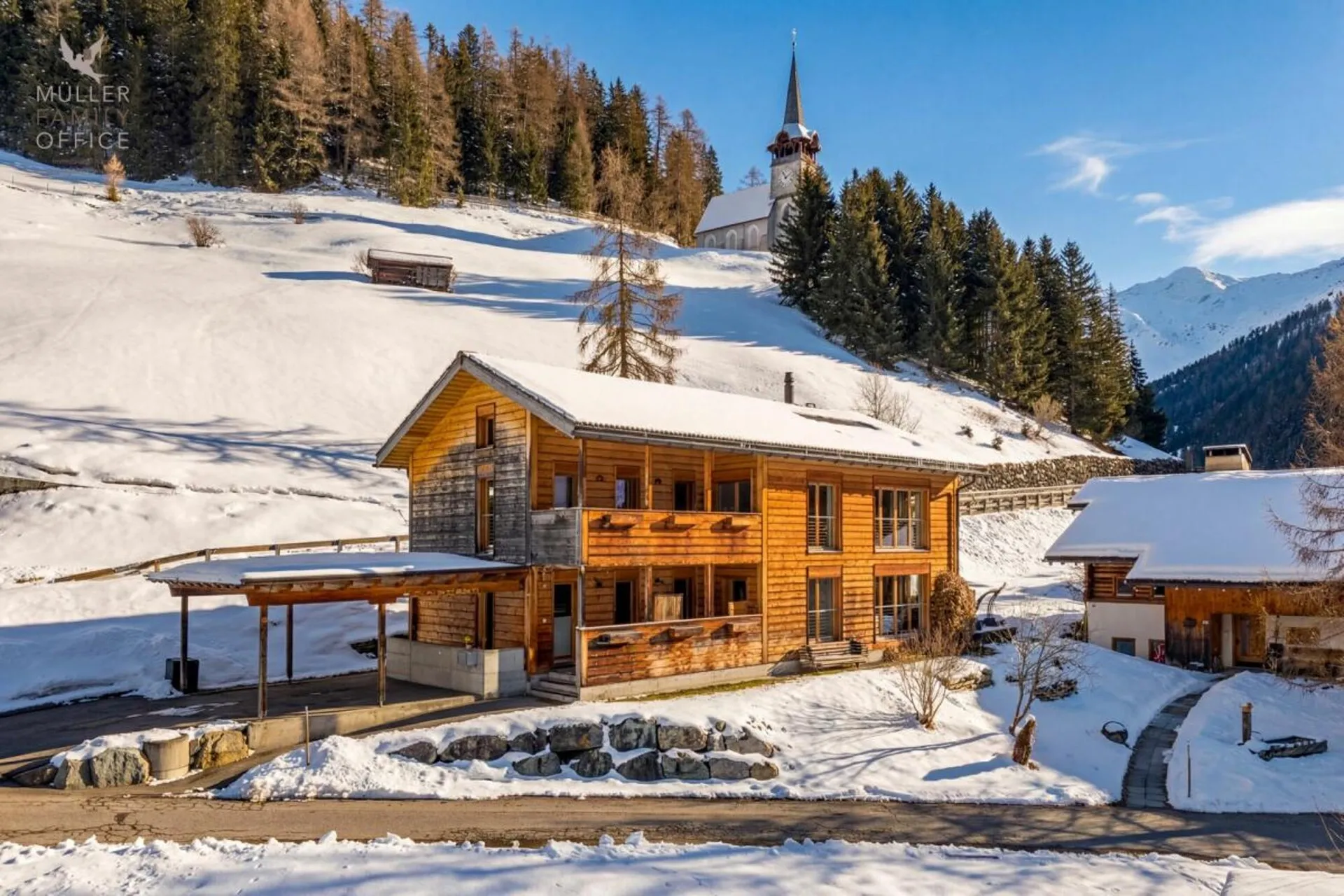 Stilvolles Holzhaus mit alpinem Charme und nachhaltigem Wohn- und Energiekonzept
