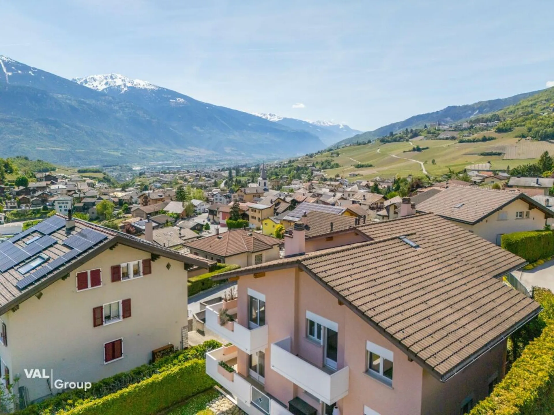 Vue sur les sommets et le charme du village