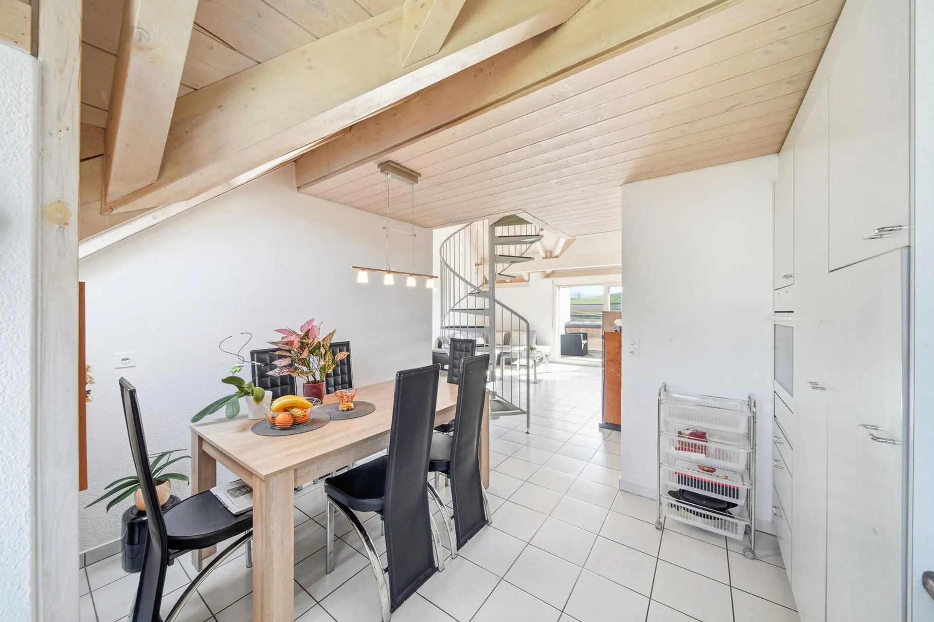 GERÄUMIGE 3.5-ZIMMER-WOHNUNG MIT GALERIEGESCHOSS, BALKON UND SCHÖNER WEITSICHT