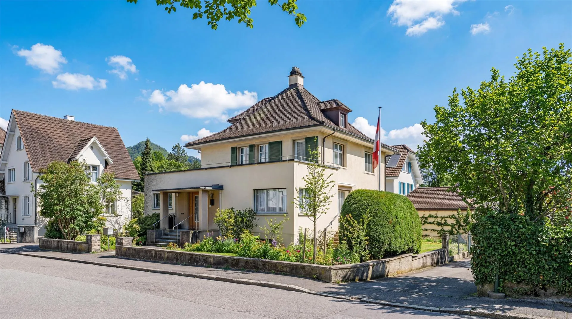 GEPFLEGTES 8.5-ZIMMER-EINFAMILIENHAUS MIT VIELSEITIGEM RAUMANGEBOT