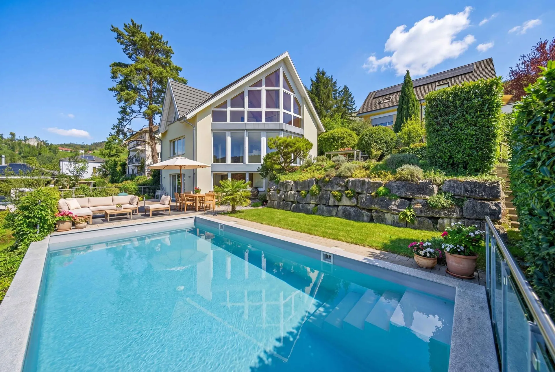ZEITLOSES  ARCHITEKTENHAUS MIT POOL  UND EINLIEGERWOHNUNG