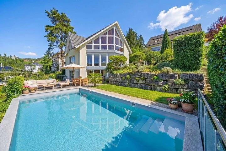 ZEITLOSES  ARCHITEKTENHAUS MIT POOL  UND EINLIEGERWOHNUNG