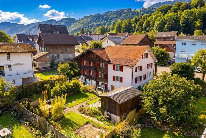 CHARMANTE HAUSHÄLFTE MIT CHEMINÉE, BERGBLICK UND POTENZIAL