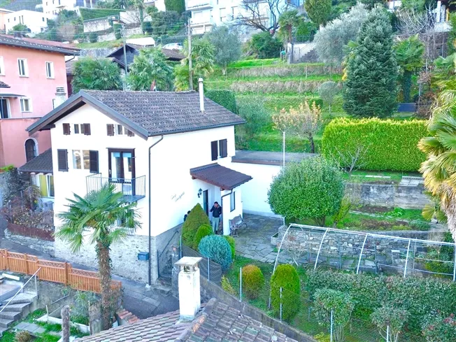 Affascinante Casa Unifamiliare di 5.5 Locali ad Agno con Vista Panoramica