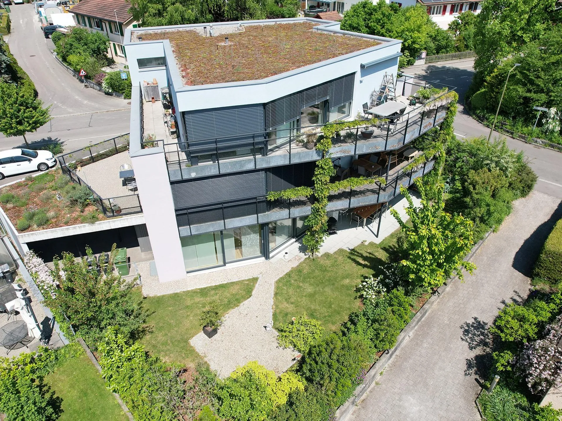 stilvolle und neuwertige 4.5-Zimmer-Wohnung mit grosszügiger Gartenanlage