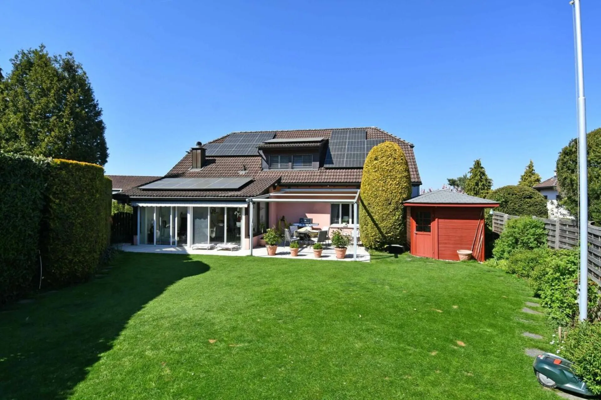 Sehr gepflegtes 7.5-Zi.-Einfamilienhaus mit wunderschönem Garten