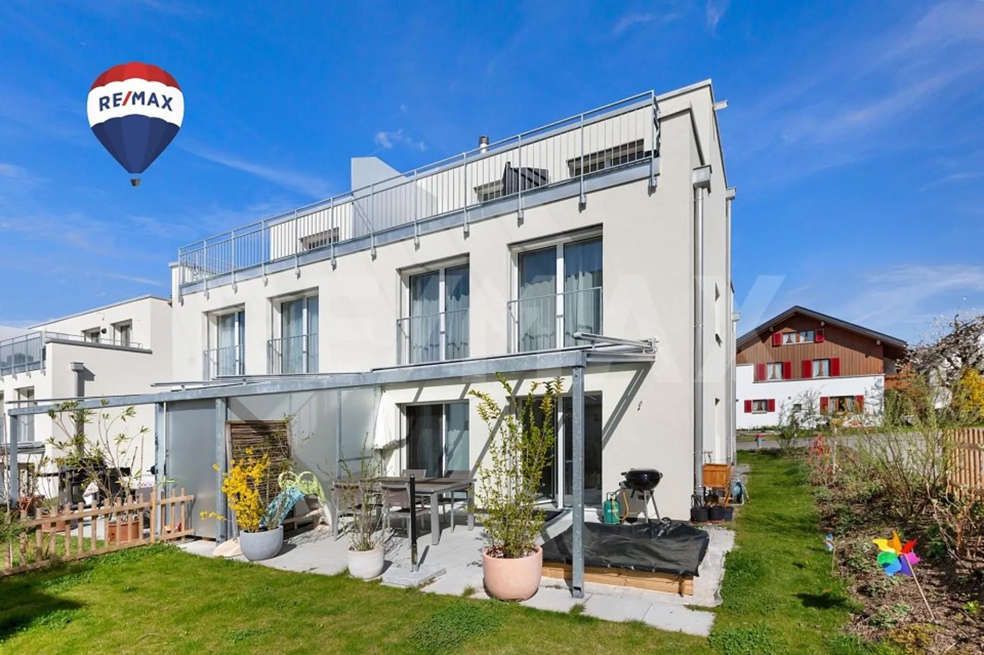 Neuwertiges 5.5-Zi.-Doppeleinfamilienhaus an ruhiger Lage
