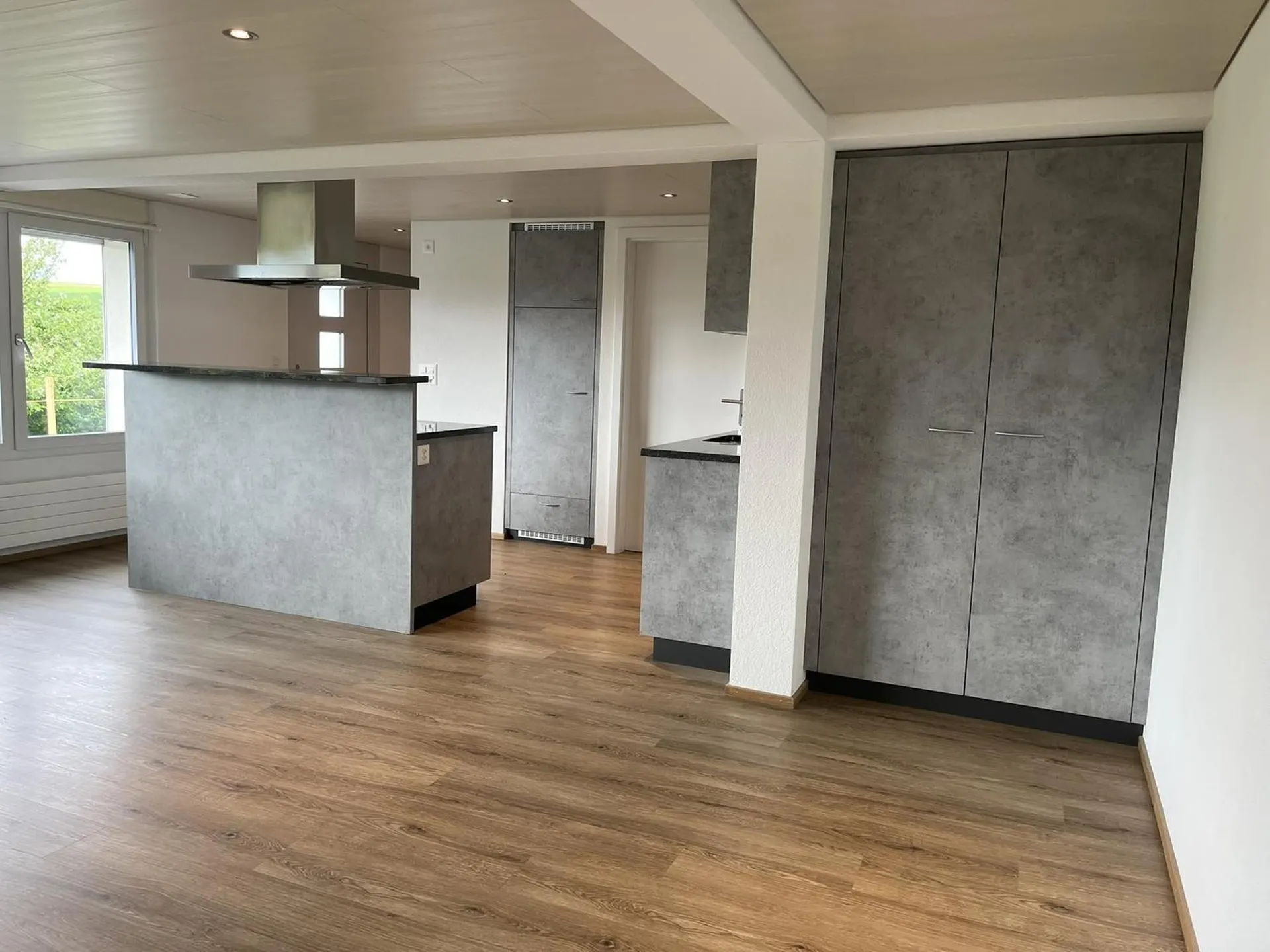 Barrierefrei & Modern: 2.5-Zi-Wohnung (BJ 2019) mit Solarstrom & Weitblick