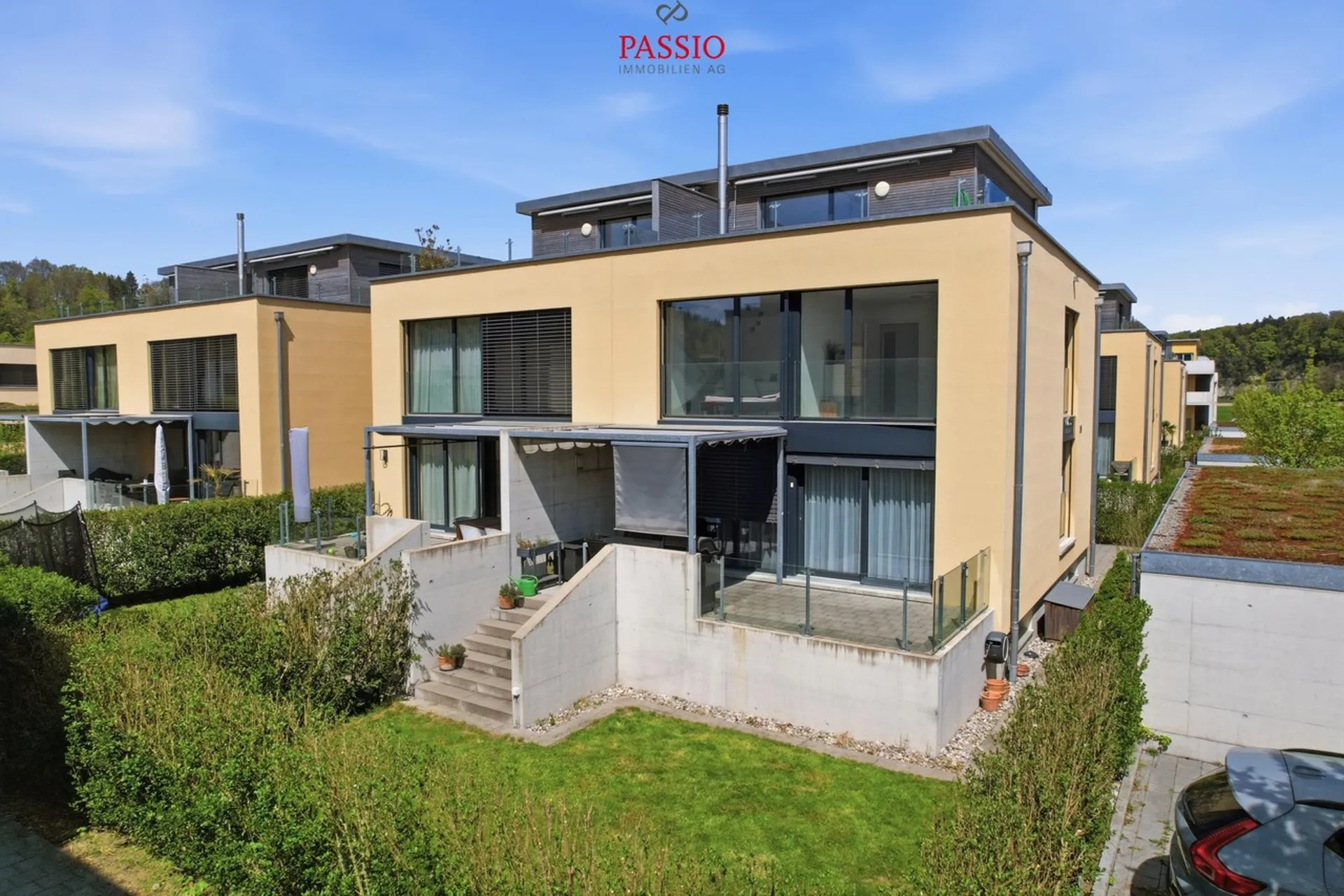 Modernes 6.5-Zimmer-Doppeleinfamilienhaus mit Dachterrasse und Garten