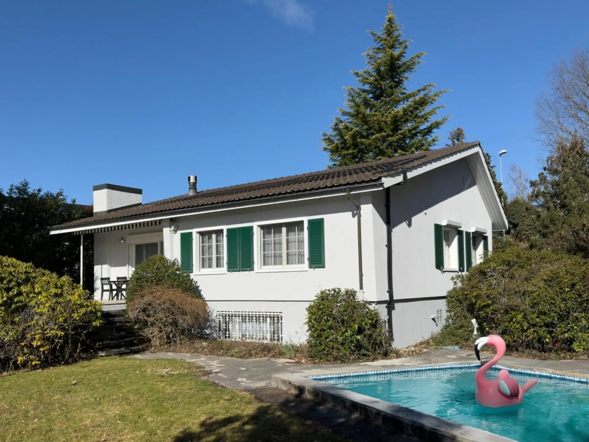 Freistehendes 6-Zimmer Einfamilienhaus im Landhausstil mit Swimmingpool und Garage sowie 3-4 Aussenparkplätzen