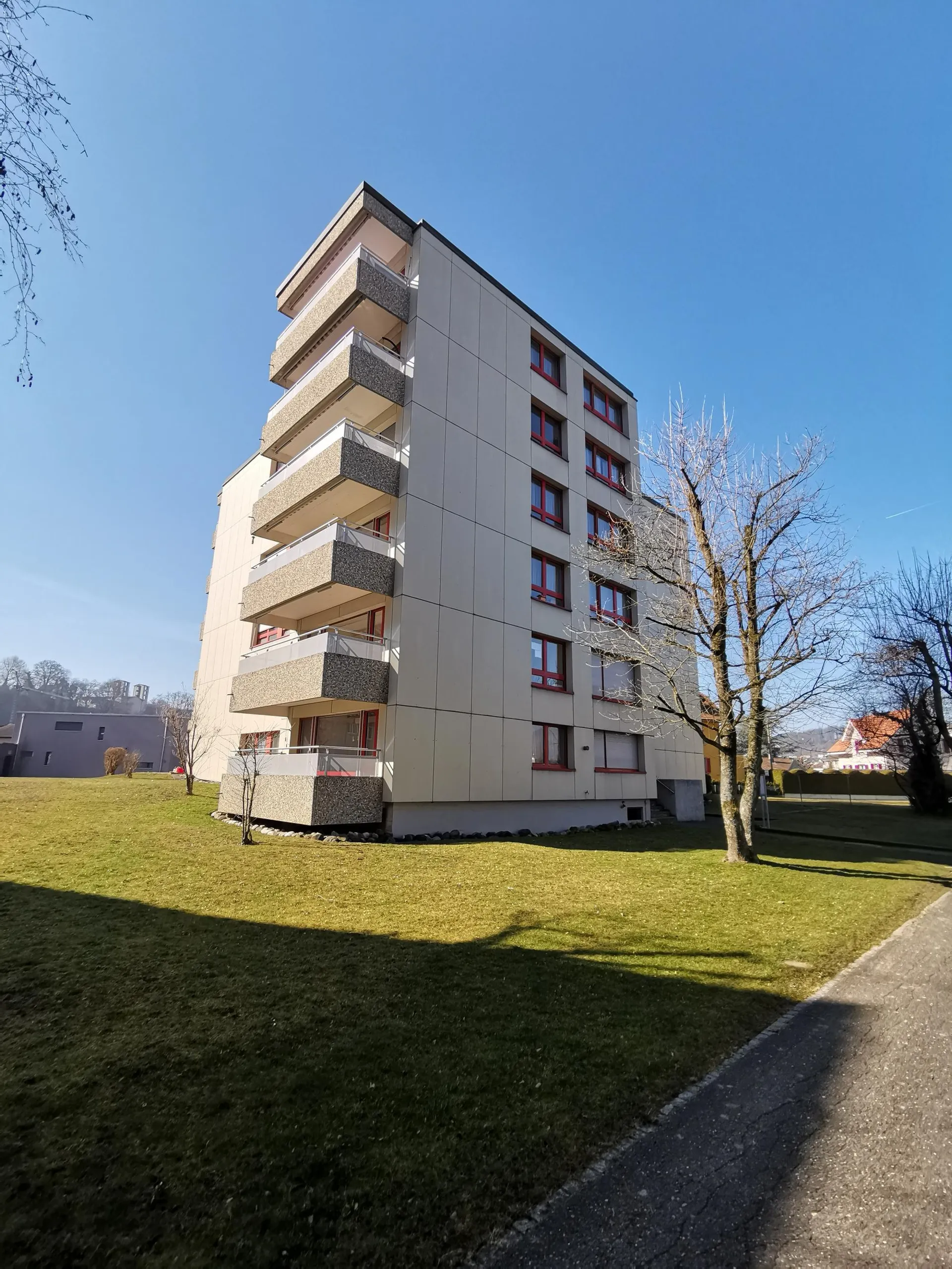 Schöne lichtdurchflutete 2-Zimmerwohnung im 2. Obergeschoss