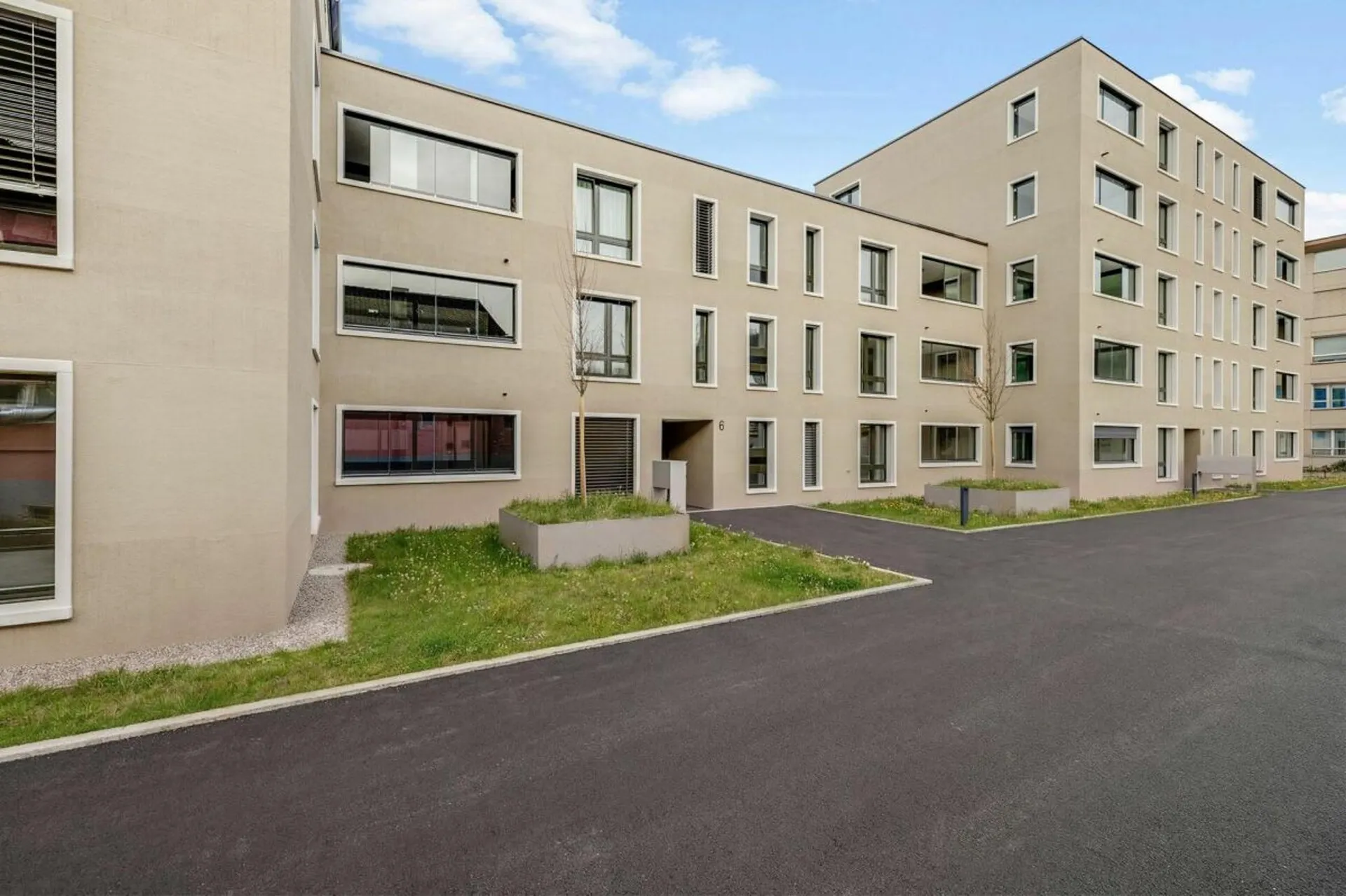 Erstvermietung - Attraktive 3 1/2-Zimmer-Gartenwohnung mit Loggia und Einstellplatz im Zentrum von Sissach