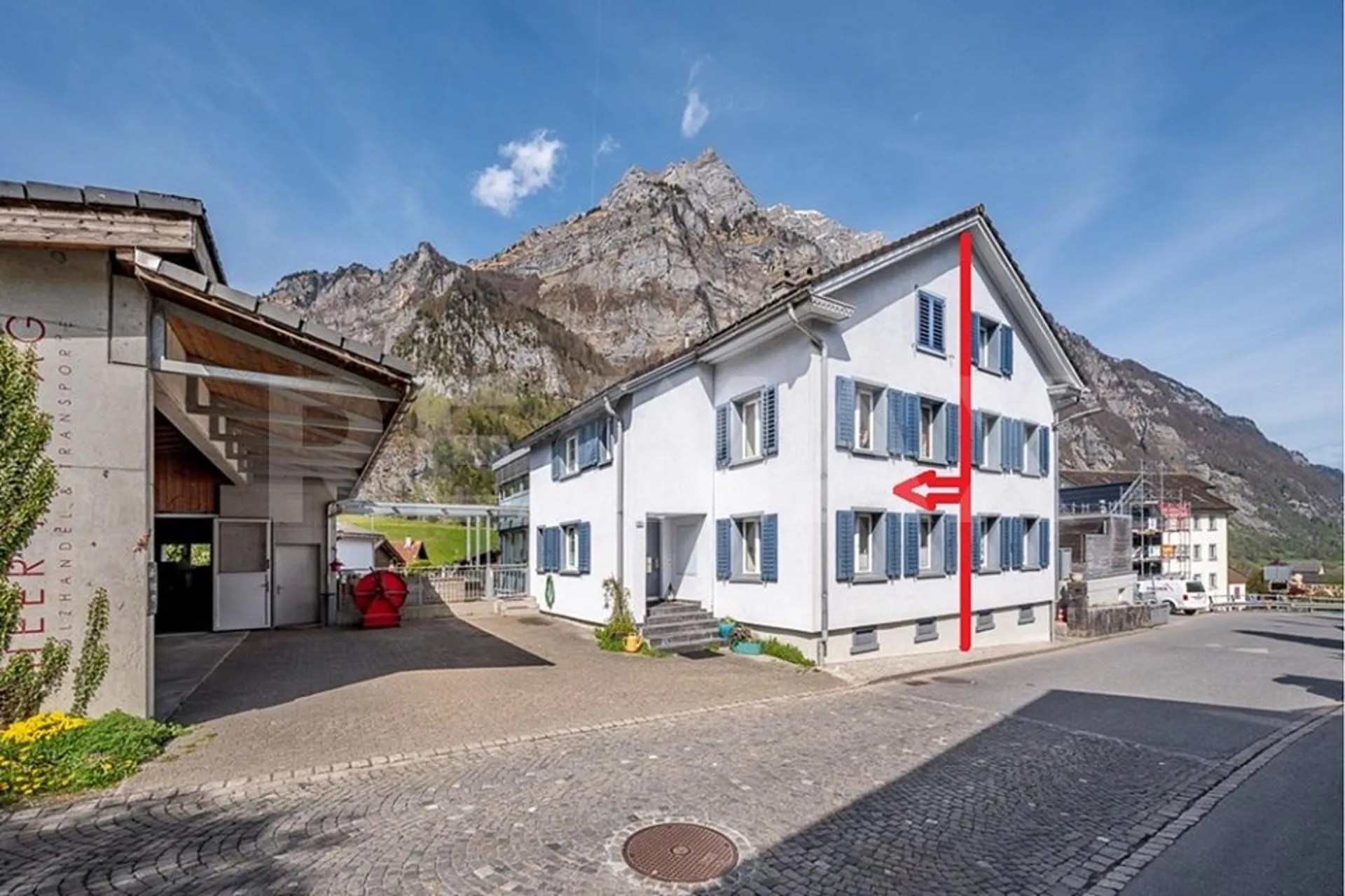 Wohnhaus mit Werkstatt und Garagen