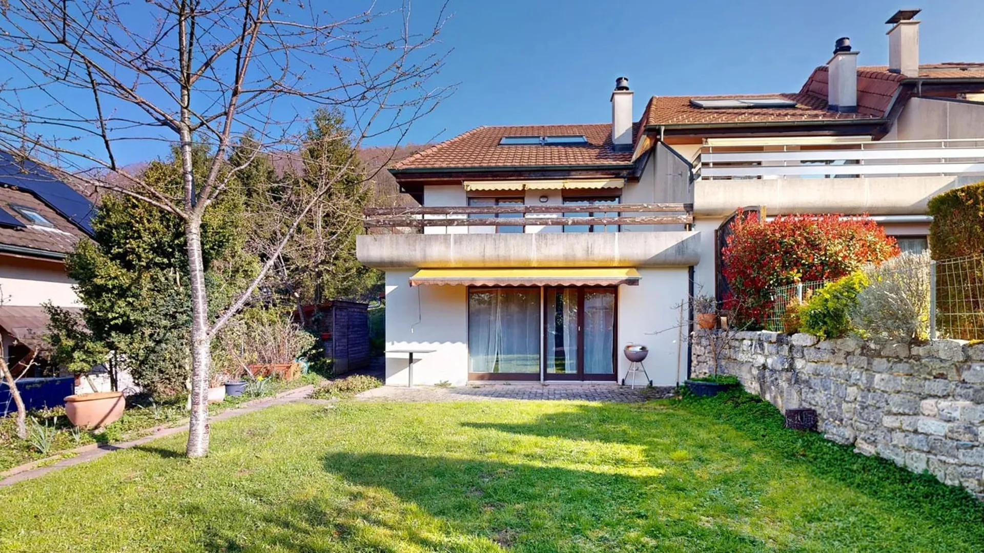 Familienfreundliches 5.5-Zimmer-Reiheneckhaus mit Einstellhallenplatz