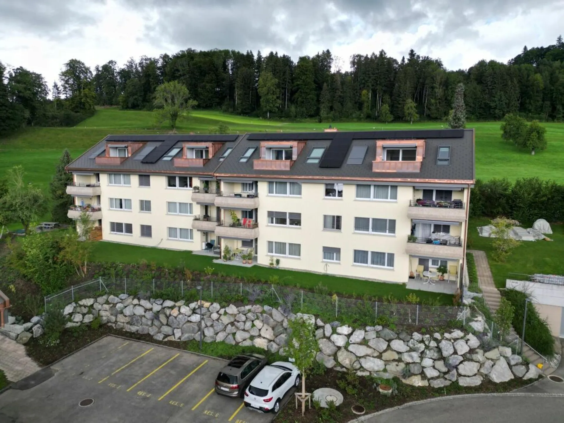 Neuwertige 2.5 Zimmer-Dachgeschosswohnung in Abtwil