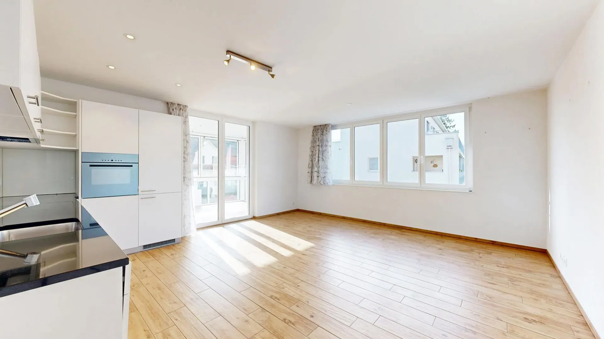 Moderne 2.5-Zimmer-Wohnung mit Wintergarten und Carport