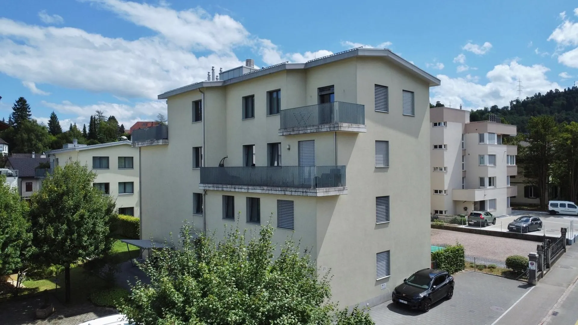 Liestal: 4,5 Zimmer Etagenwohnung mit überdachtem Balkon Lift, Chemineé, zwei Tiefgaragenplätzen uvm