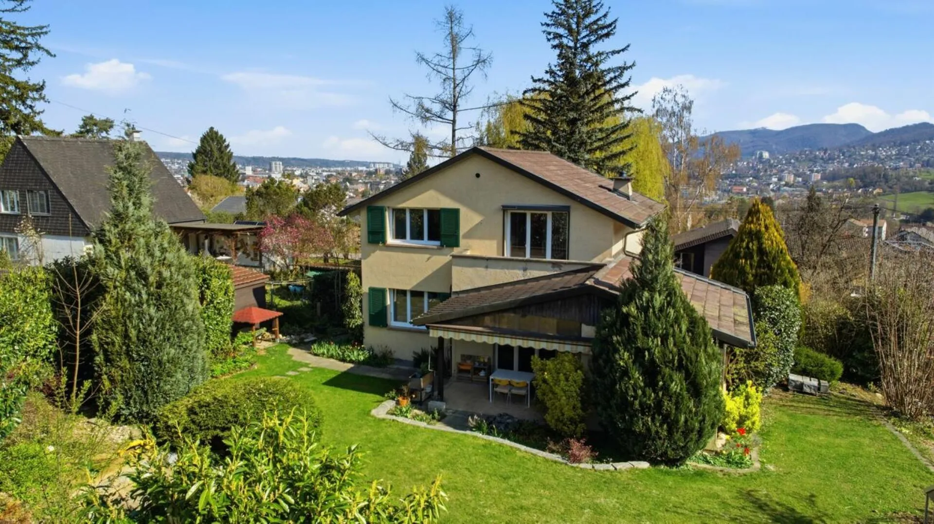 Freistehendes 5.5 Z' EFH mit grosszügigem Garten an exklusiver Lage