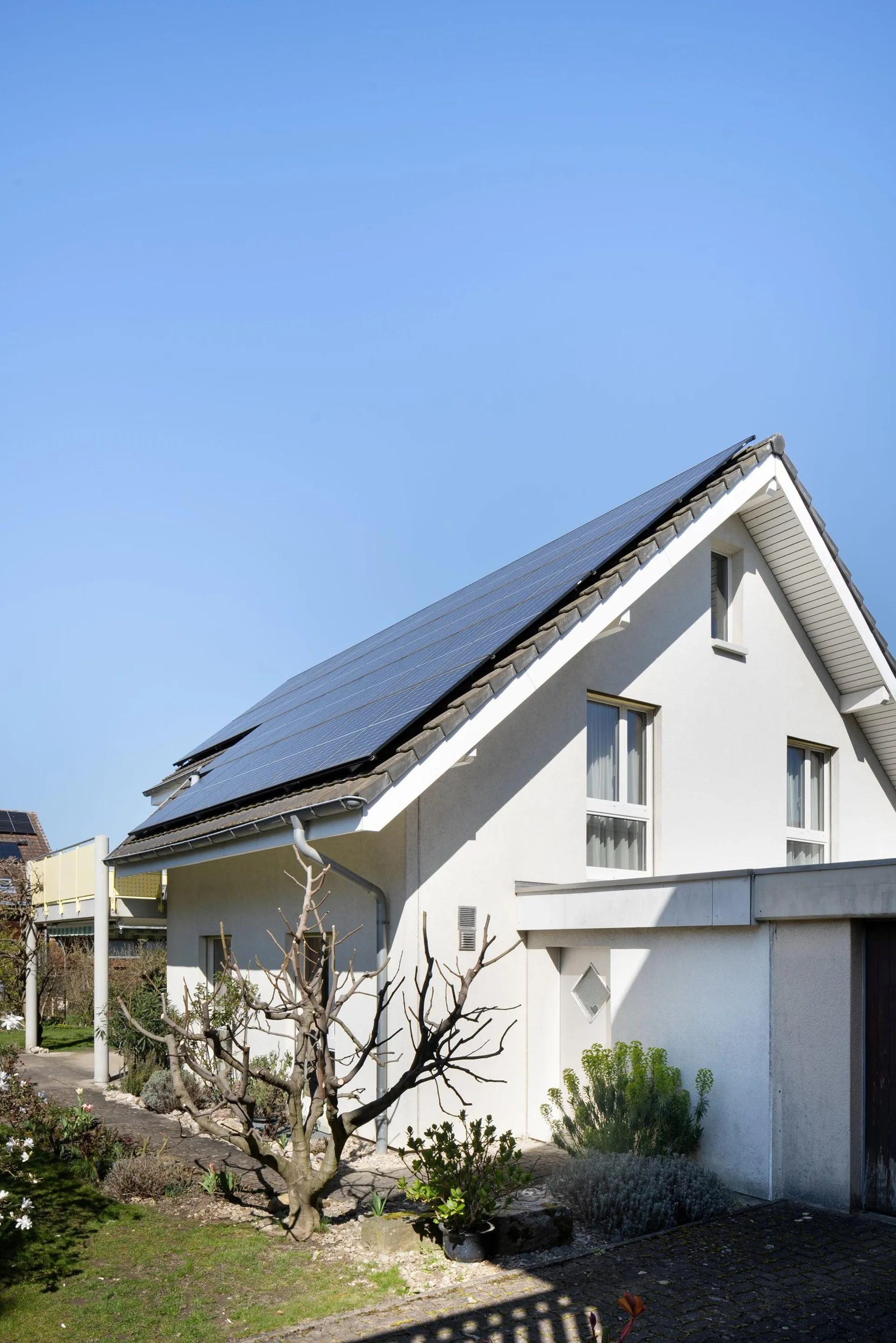 Freistehendes Einfamilienhaus mit Garten und Autoabstellplatz
