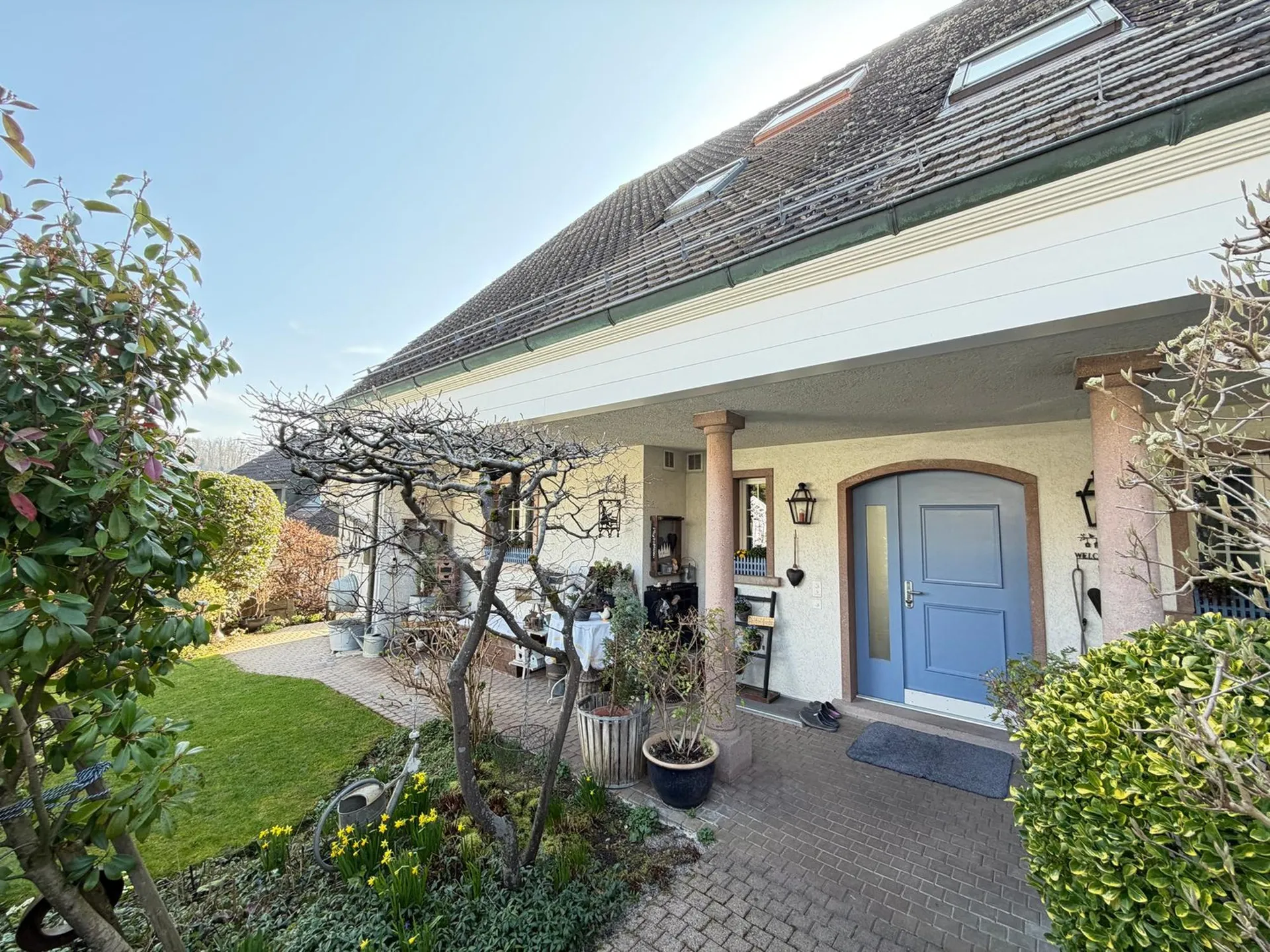Bottmingen: Architecturally appealing family home with a dream garden, garage...