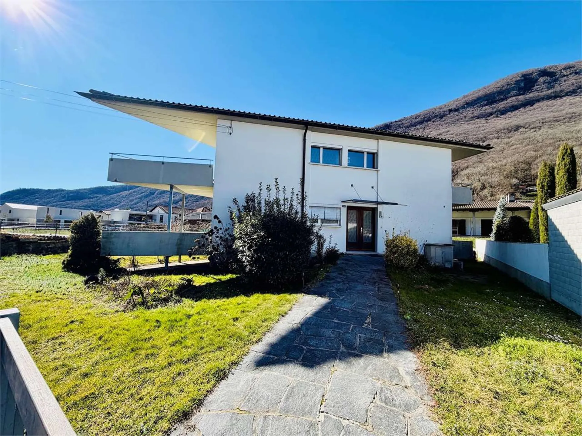 Casa bifamiliare con piscina, giardino e vista panoramica a Riva San V