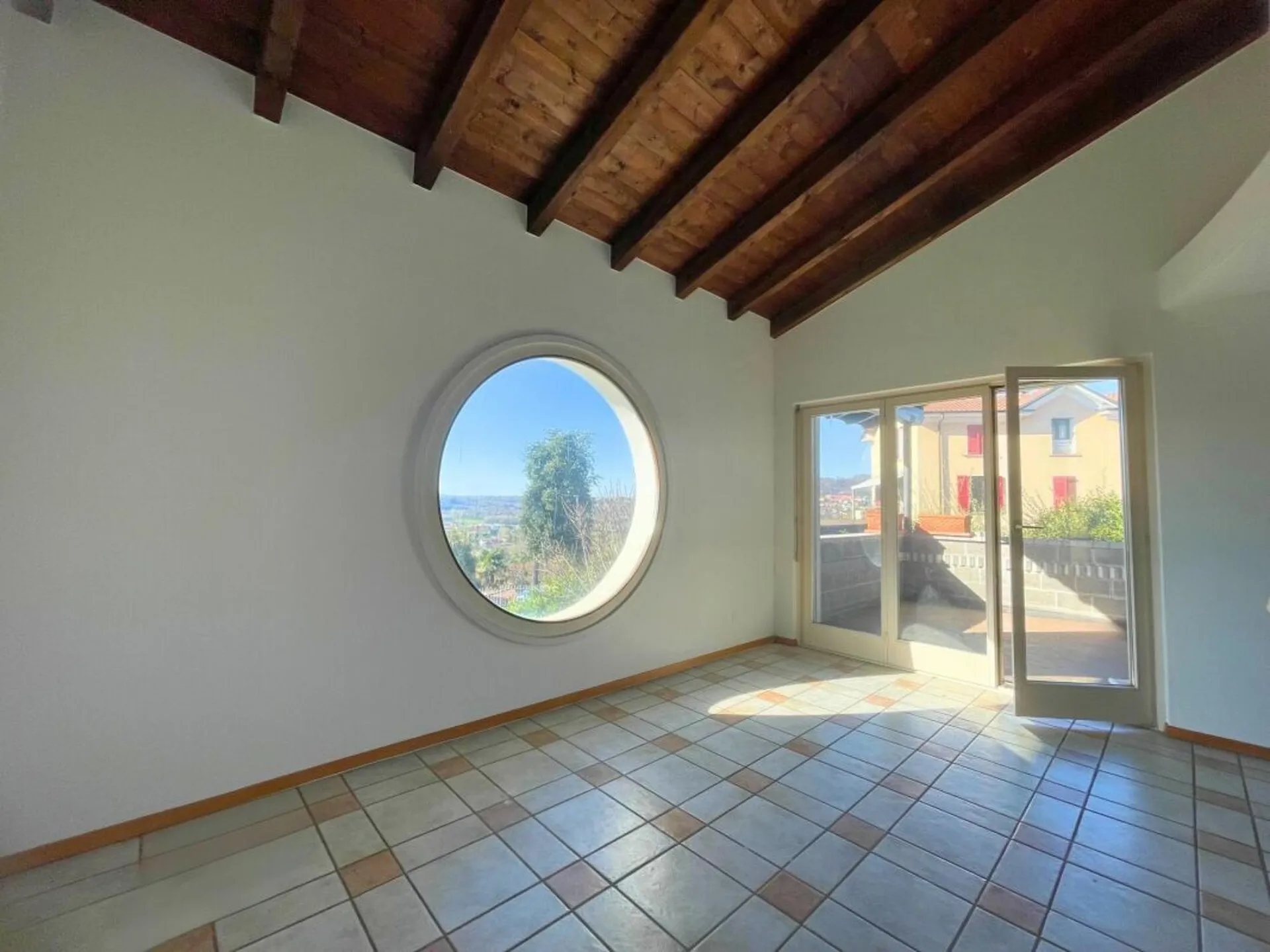 Interessante casa unifamiliare con appartamento indipendente e giardino