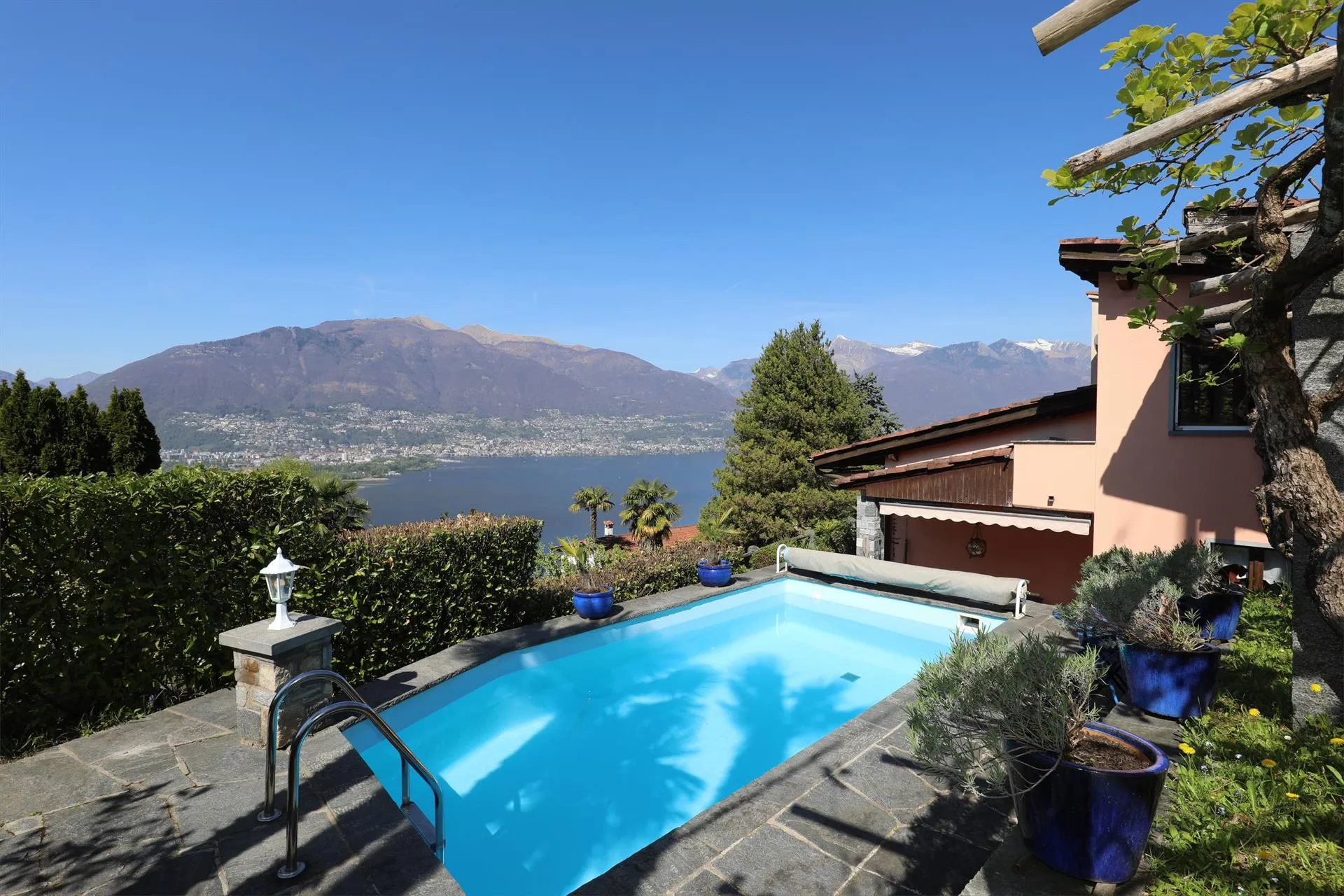Schönes Einfamilien-/Ferienhaus mit Pool und Sicht auf den Lago Maggio