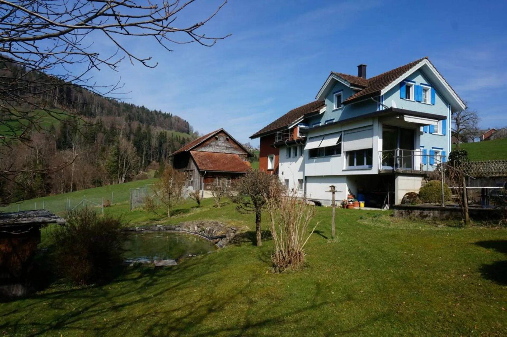 Naturnahes Wohnen mit Aussicht - Einfamilienhaus mit Doppelgarage, Scheune und grossem Garten
