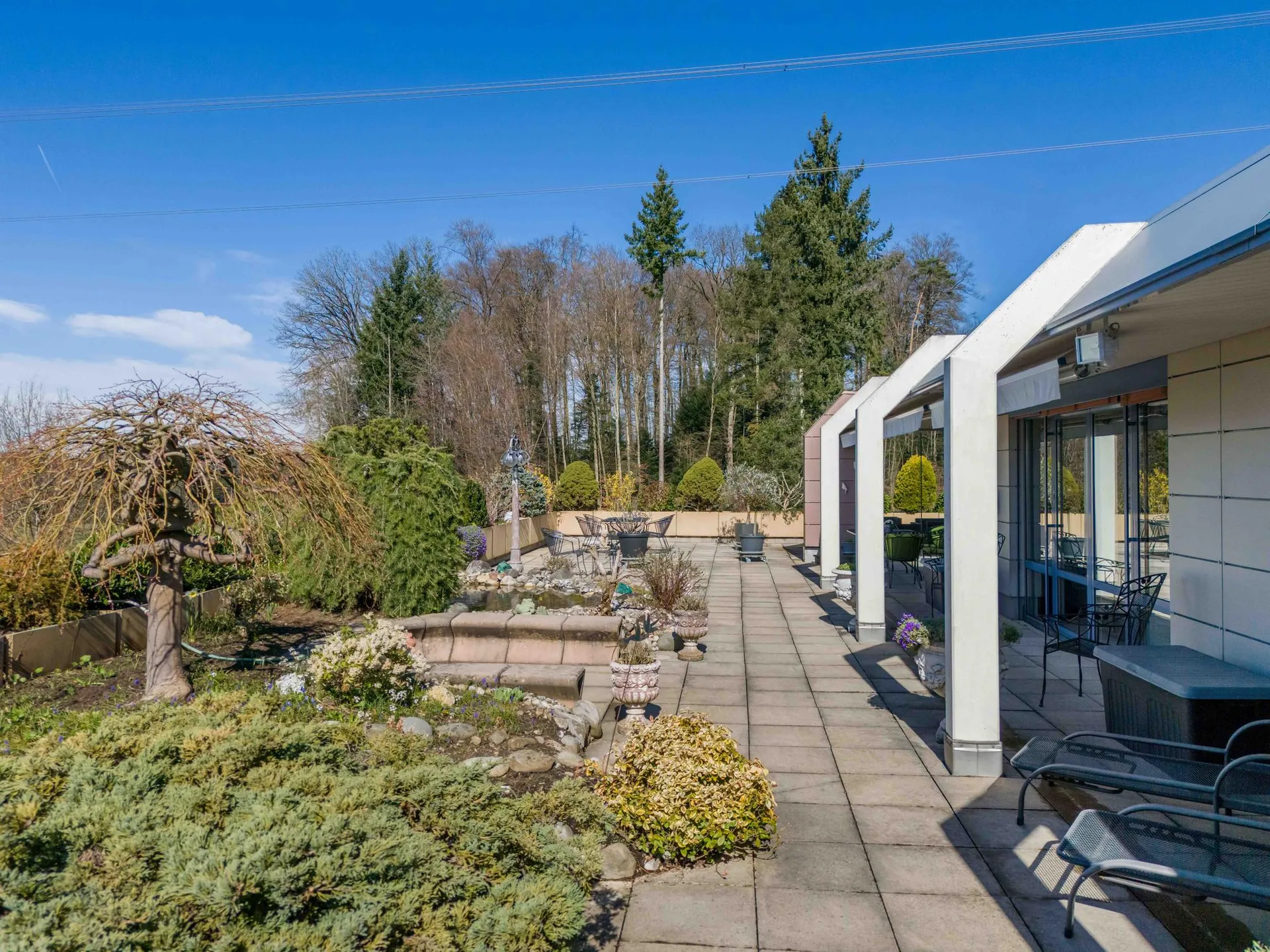 Grosse Terrasse mit viel Privatsphäre und Alpenblick