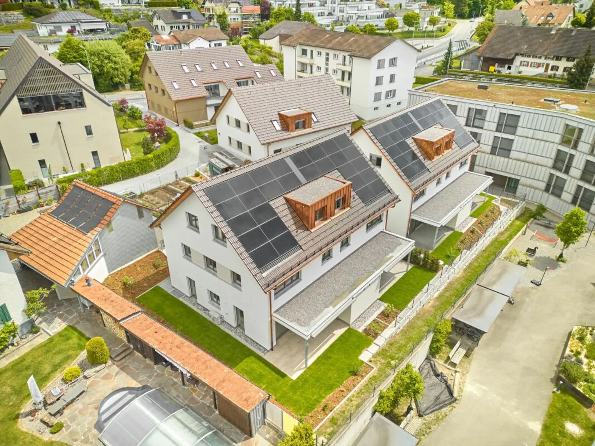 6 1/2-Zimmer-Doppeleinfamilienhaus mit nutzbarer Landfläche