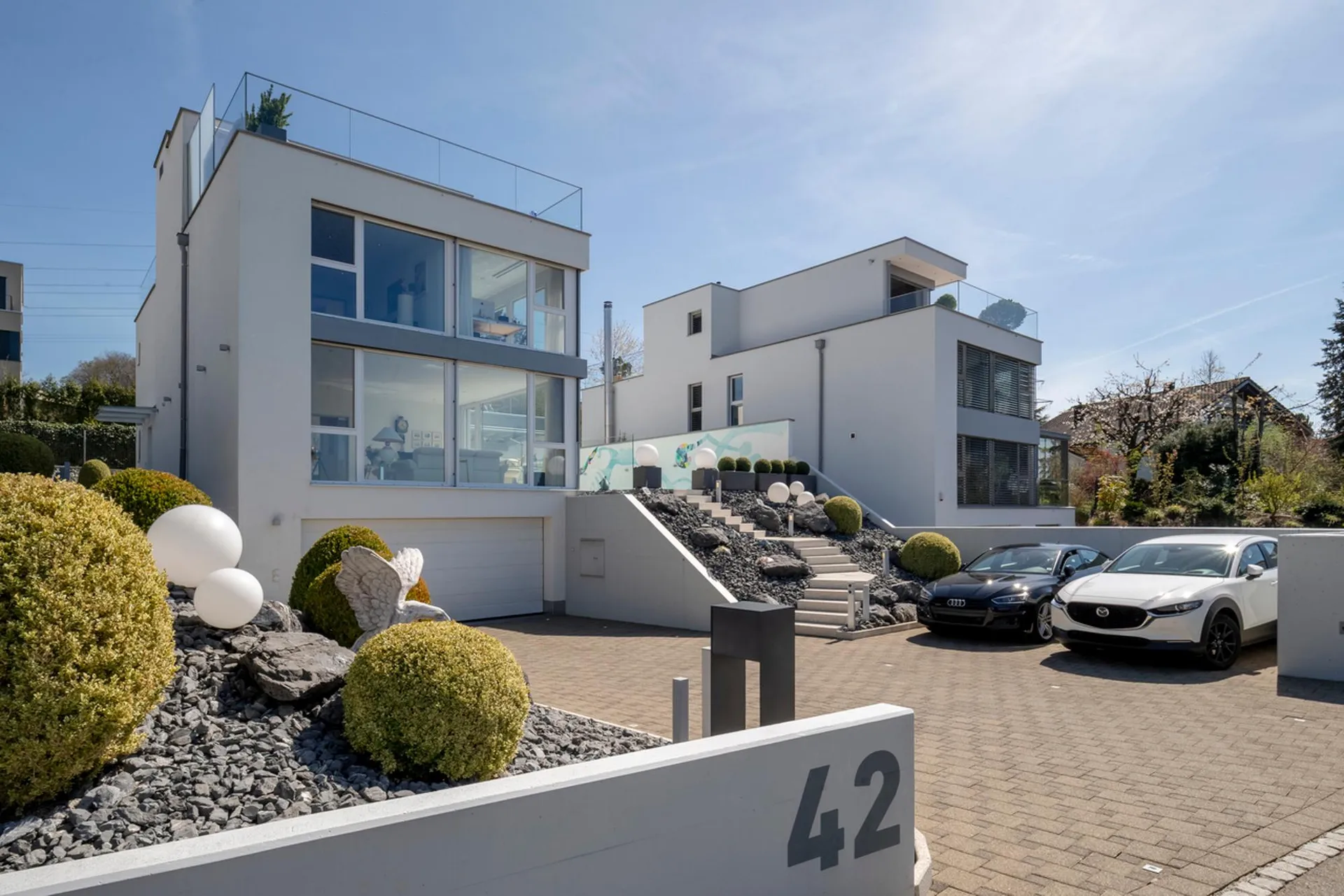 Panoramablick vom Feinsten: Top-modernes Einfamilienhaus mit Pool