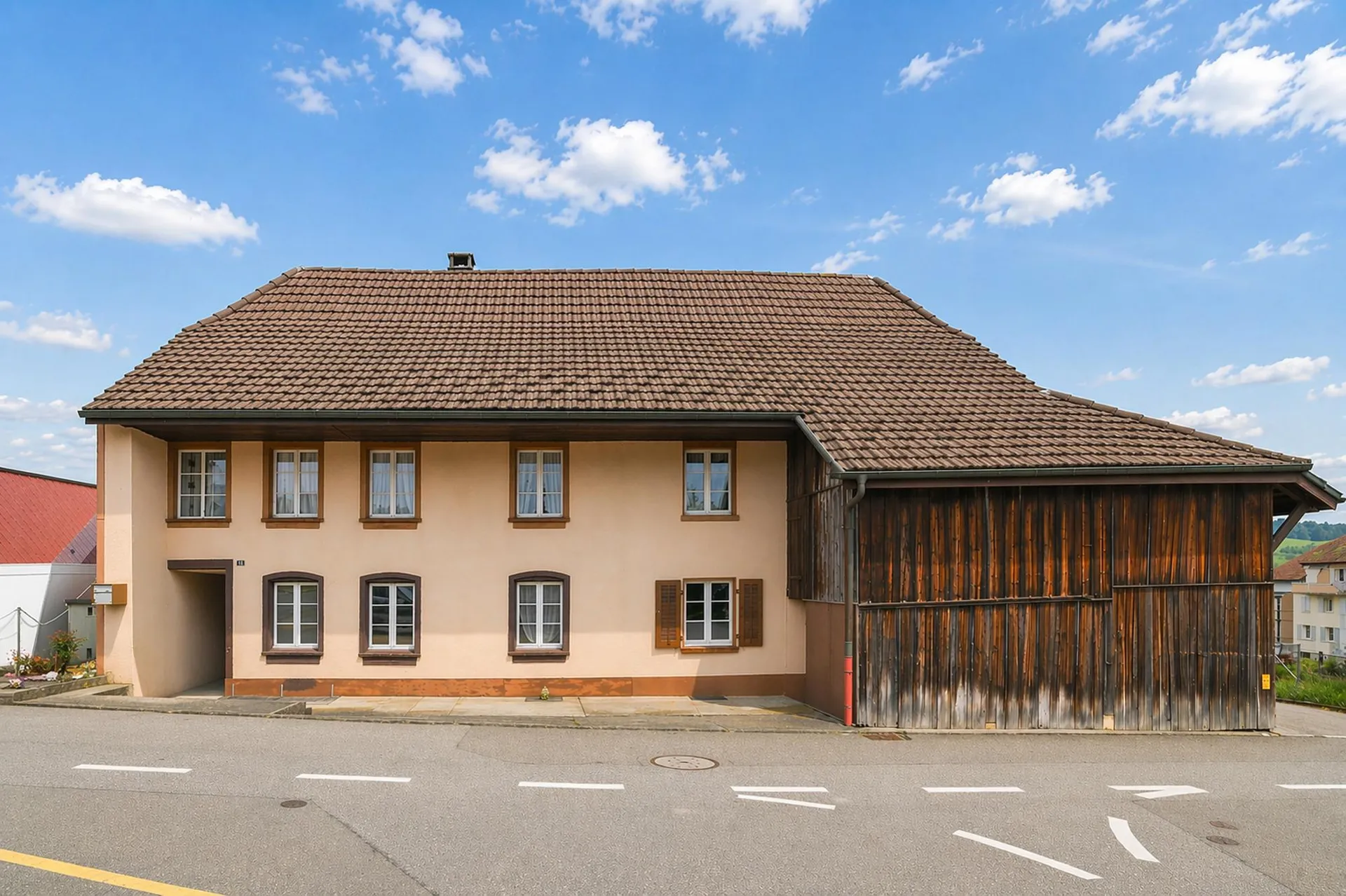 Zweifamilienhaus mit Scheune und viel Grünfläche an optimaler Lage
