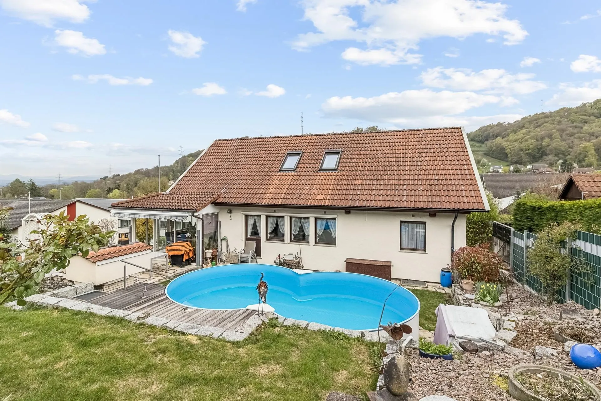 Herrliches Familienparadies mit Gartenidylle und Pool