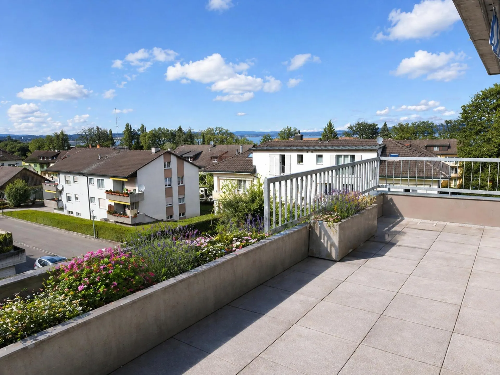 Schöne 2.5 - Zimmerwohnung mit Balkon und Seeblick